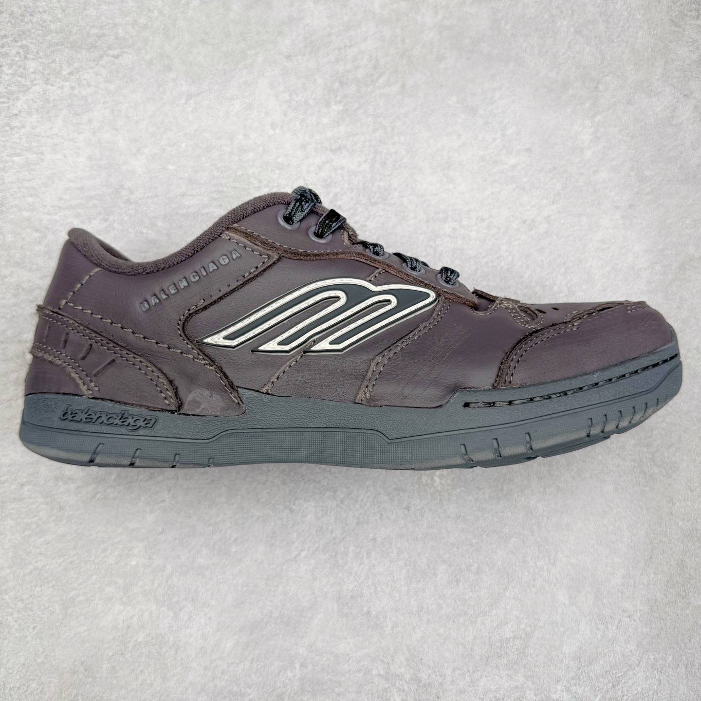 ＃VG零售版 Balenciaga Hamptons Worn-Out 巴黎世家涤纶（聚酯纤维）牛皮革 圆头系带 低帮 生活休闲鞋板鞋 全套原纸板楦头开发 最原汁原味的灵魂版型 全鞋荧光划线卡点 胶水把控整洁度追求极致完美 每一双都是工艺品 多重QC质检 超越公司货的品控标准 实实在在的免检产品 原盒原配 正确字体电绣 粗细、位置、大小正确 侧边TPU 透气孔匹配意产原版 正确分离大底 TPU软底 原版一致大底LOGO 立体感十足 原厂皮料水洗做旧 采购原厂网纱 偏大一码 尺码：35 36 37 38 39 40 41 42 43 44 45 46-选品中心