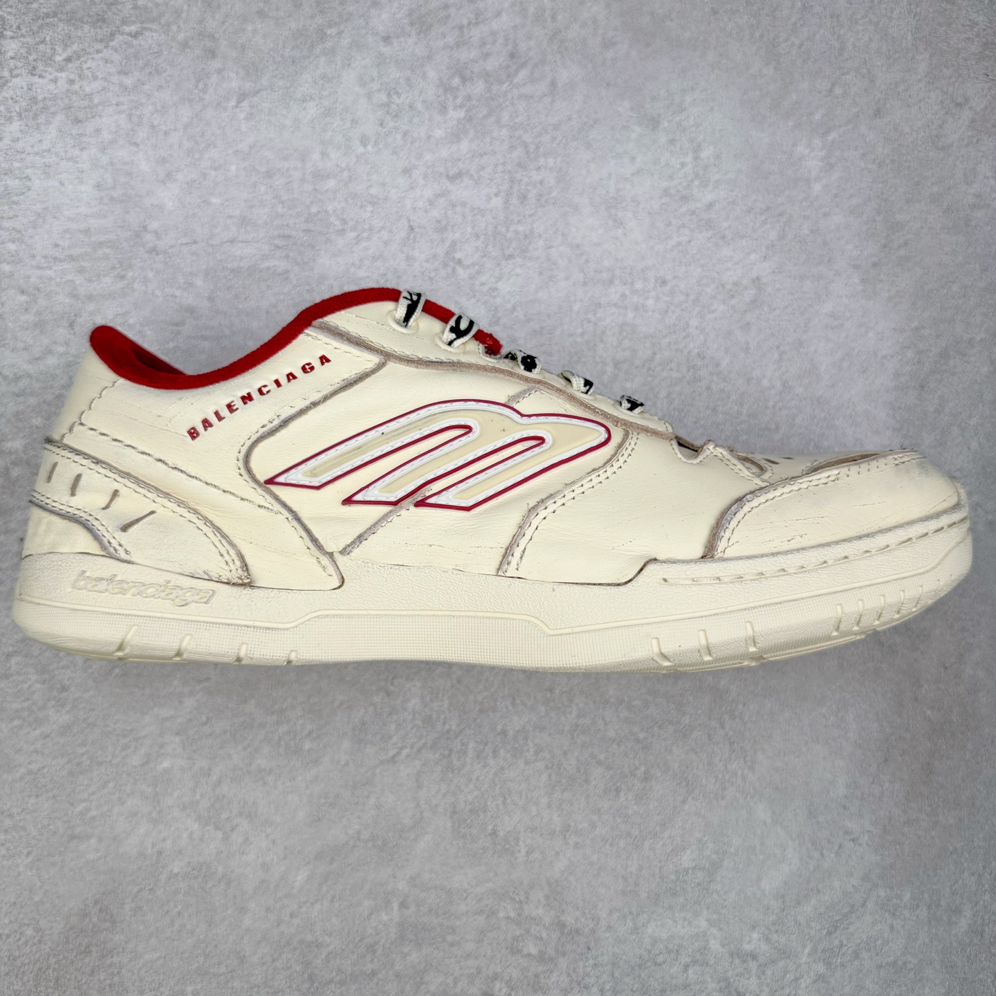 图片[6]-＃VG零售版 Balenciaga Hamptons Worn-Out 巴黎世家涤纶（聚酯纤维）牛皮革 圆头系带 低帮 生活休闲鞋板鞋 全套原纸板楦头开发 最原汁原味的灵魂版型 全鞋荧光划线卡点 胶水把控整洁度追求极致完美 每一双都是工艺品 多重QC质检 超越公司货的品控标准 实实在在的免检产品 原盒原配 正确字体电绣 粗细、位置、大小正确 侧边TPU 透气孔匹配意产原版 正确分离大底 TPU软底 原版一致大底LOGO 立体感十足 原厂皮料水洗做旧 采购原厂网纱 偏大一码 尺码：35 36 37 38 39 40 41 42 43 44 45 46-选品中心