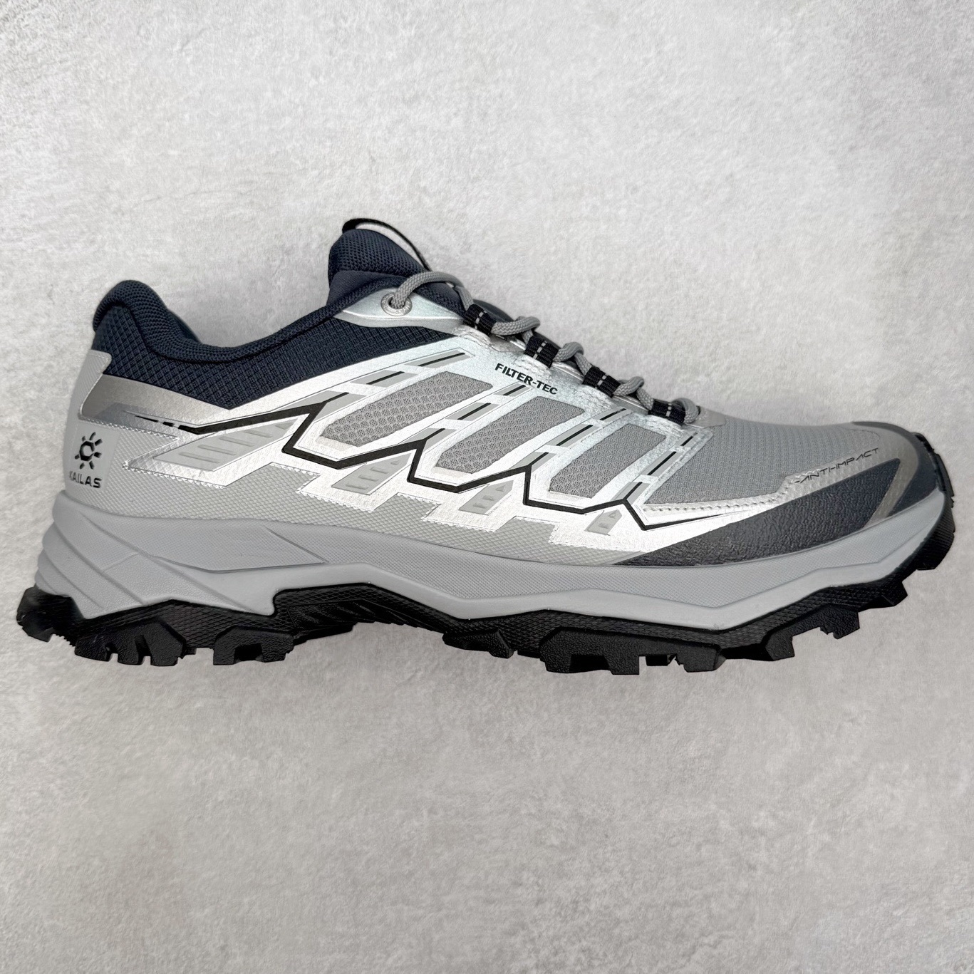 KAILAS 凯乐石远征5代 FLT 舒适简约经典登山 防滑耐磨防水低帮徒步鞋 KAILAS凯乐石品牌是全球三大全系攀登品牌之一，于2003年创立于中国广州，致力于为有攀登梦想的户外运动员及爱好者，研发制造功能性专业装备，满足他们在极限环境下安全舒适的需求，凯乐石专注于科技面料的开发及专业功能设计，产品线覆盖登山、攀岩、徒步、越野跑山、露营、旅行等多项户外运动，通过运动员的测试反馈，不断进化迭代，产品荣获国内外大奖71座，发明专利21个，更突破性的自主研发攀登器械，打造出中国的攀登硬实力。实拍调校N版已经零色差零失真 百分百还原实物色彩所见即所得 不存在货不对板色差等低级问题 选购参考实物拍摄 不混卖不参货 只用心做好货严格选品 承诺混一赔十 尺码：36 36.5 37.5 38 38.5 39 40 40.5 41 42 42.5 43 44 44.5 45-选品中心