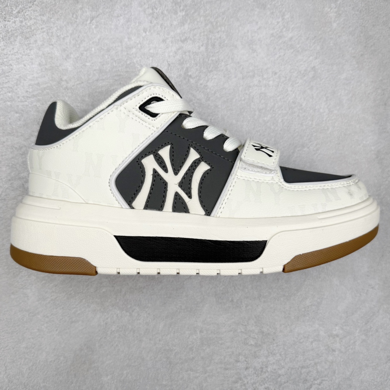 MLB Chunky Liner Basic 复古印花学长鞋系列低帮轻量增高厚底百搭休闲运动慢跑鞋板鞋 Korea韩国联名NY美国榄球纽约洋基队限定 韩国代购专供 全套原楦原纸板原厂数据开发 正确中底拉帮中底网布细节 平台代购专供 左脚内置芯片 韩国代购吊牌标贴 独家一比一RB+MD组合大底 高频后跟小人Logo精准对位立体饱满 正确网布加超迁鞋面 转印中底走线紧密 转印Logo工艺表层防刮不掉色 尺码：35 36 36.5 37.5 38 38.5 39 40 40.5 41 42 42.5 43 44 45-选品中心