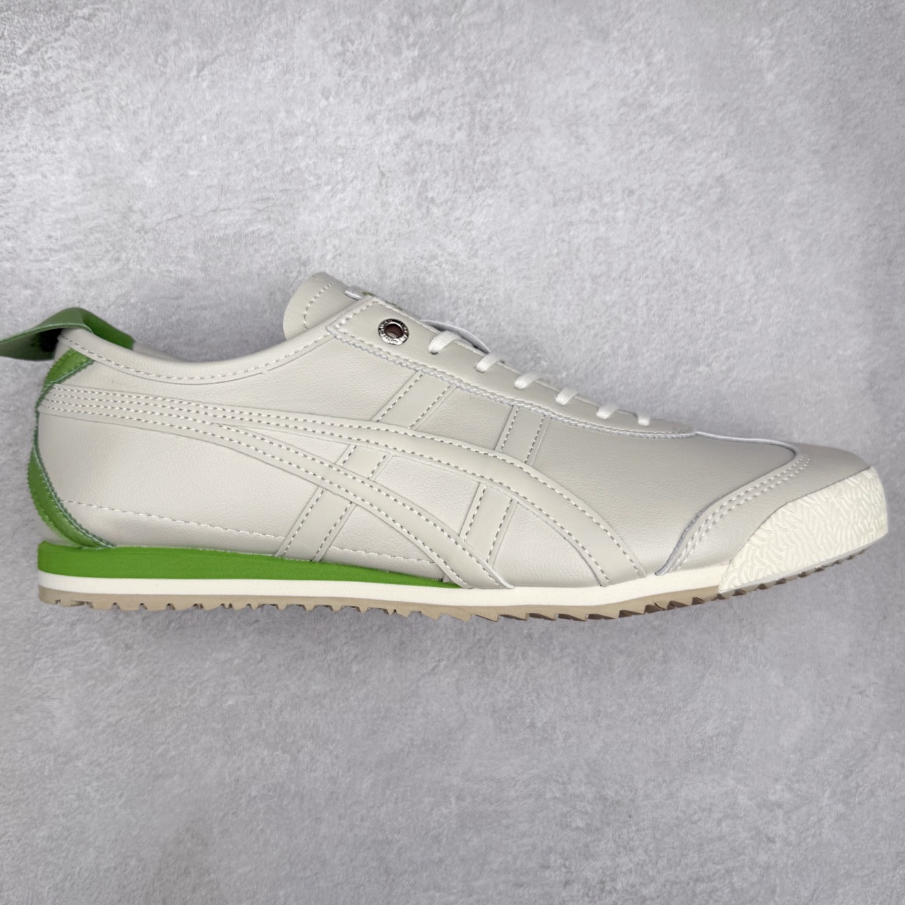 ＃C版 Asics Onitsuka Tiger MEXICO 66 亚瑟士鬼冢虎复古经典板鞋 市场王者选手 海外订单工厂出品 长期生产补货永不断码 超成熟稳定的做工品控 原装全套纸板楦头开发 原汁原味 完美呈现版型 私模正确鞋底咬花纹路 一比一鞋头弧度高度鞋身弧度 绝不口嗨 细节品控鞋型随意秒杀市面 原档咬花纹路私模大底 一个单元有六个三角形 总体形拼接呈现花瓣状 官方四联吊牌 原装Ortholite轻量化鞋垫 原盒原配 质保卡 说明书 钢印防尘纸 纸板中底带钢印 乳胶组合鞋垫 支持全方位的对比专柜 产品从款式颜色造型上体现出追求舒适和细节的完美 鞋类更是推崇手工制作的严谨与完美 融舒适性与可穿性的设计风格 注重细节的完美和别致魅力 既保持稳重 又不失轻松的时尚感 尺码：36 37 37.5 38 39 39.5 40 40.5 41.5 42 42.5 43.5 44 45-选品中心