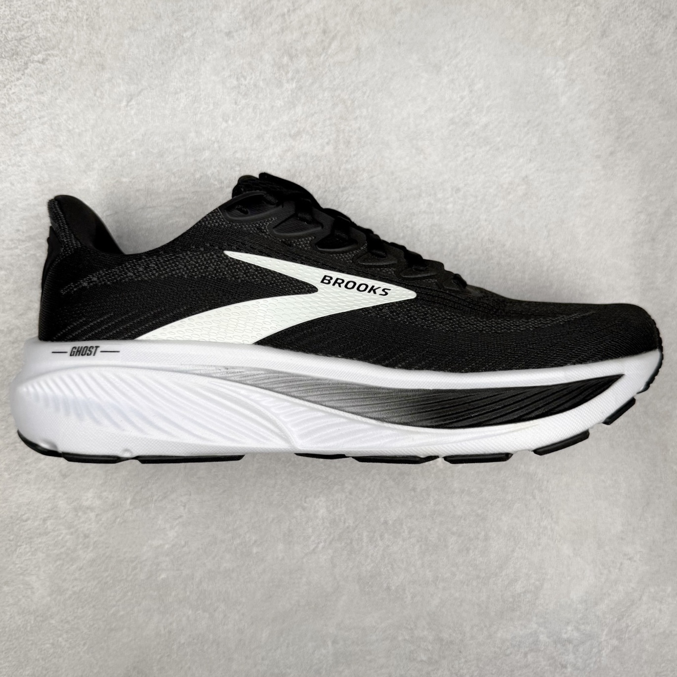 Brooks布鲁克斯 Ghost 17 马拉松舒适百搭防滑耐磨低帮跑步鞋 Brooks 四大跑鞋之一 百年品牌 跑鞋从外形上基本就能判断这是一款速度跑鞋 简洁干练的外形结构和极强的运动流线型看着非常有速度感 上脚的第一感觉是非常轻 美码9码的鞋单只206g不到 从个人偏好来说 200g左右的竞速鞋最具安全感 鞋面采用单层网布 很薄 前掌使用了大量开放式网眼 排气直接快速 透气性上乘 鞋舌也是轻量化设计 仅为一层麂皮 和脚背完美贴合 鞋舌中央有个防偏穿孔 从实际穿着来看 通常鞋舌都是外偏 如果是防偏穿孔位于中心 防偏效果其实并不十分有效 如果采用趋外侧的偏心设计更有效 鞋帮泡棉填充量不大 但非常紧凑 贴合舒适 包裹稳固 内置硬质TPU保证必要的稳定性 跑鞋中底采用的是DNA FLASH科技材料 DNA FLASH中底科技 是Brooks第一款将氮气注入中底的创新科技 主要原理是借助“超临界流体”发泡技术 将液态氮稳定的转化为气态氮 并使其均匀地形成无数紧密贴合的密闭式气囊结构 尺码：36 36.5 37.5 38 38.5 39 40 40.5 41 42 42.5 43 44 44.5 45 46-选品中心