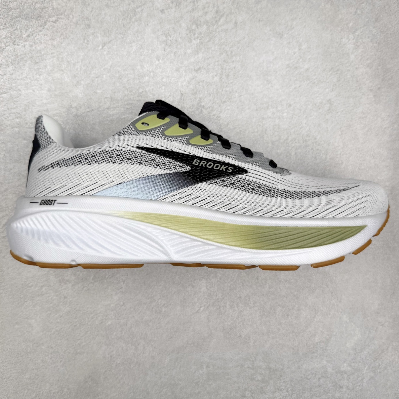 Brooks布鲁克斯 Ghost 17 马拉松舒适百搭防滑耐磨低帮跑步鞋 Brooks 四大跑鞋之一 百年品牌 跑鞋从外形上基本就能判断这是一款速度跑鞋 简洁干练的外形结构和极强的运动流线型看着非常有速度感 上脚的第一感觉是非常轻 美码9码的鞋单只206g不到 从个人偏好来说 200g左右的竞速鞋最具安全感 鞋面采用单层网布 很薄 前掌使用了大量开放式网眼 排气直接快速 透气性上乘 鞋舌也是轻量化设计 仅为一层麂皮 和脚背完美贴合 鞋舌中央有个防偏穿孔 从实际穿着来看 通常鞋舌都是外偏 如果是防偏穿孔位于中心 防偏效果其实并不十分有效 如果采用趋外侧的偏心设计更有效 鞋帮泡棉填充量不大 但非常紧凑 贴合舒适 包裹稳固 内置硬质TPU保证必要的稳定性 跑鞋中底采用的是DNA FLASH科技材料 DNA FLASH中底科技 是Brooks第一款将氮气注入中底的创新科技 主要原理是借助“超临界流体”发泡技术 将液态氮稳定的转化为气态氮 并使其均匀地形成无数紧密贴合的密闭式气囊结构 尺码：36 36.5 37.5 38 38.5 39 40 40.5 41 42 42.5 43 44 44.5 45 46-选品中心