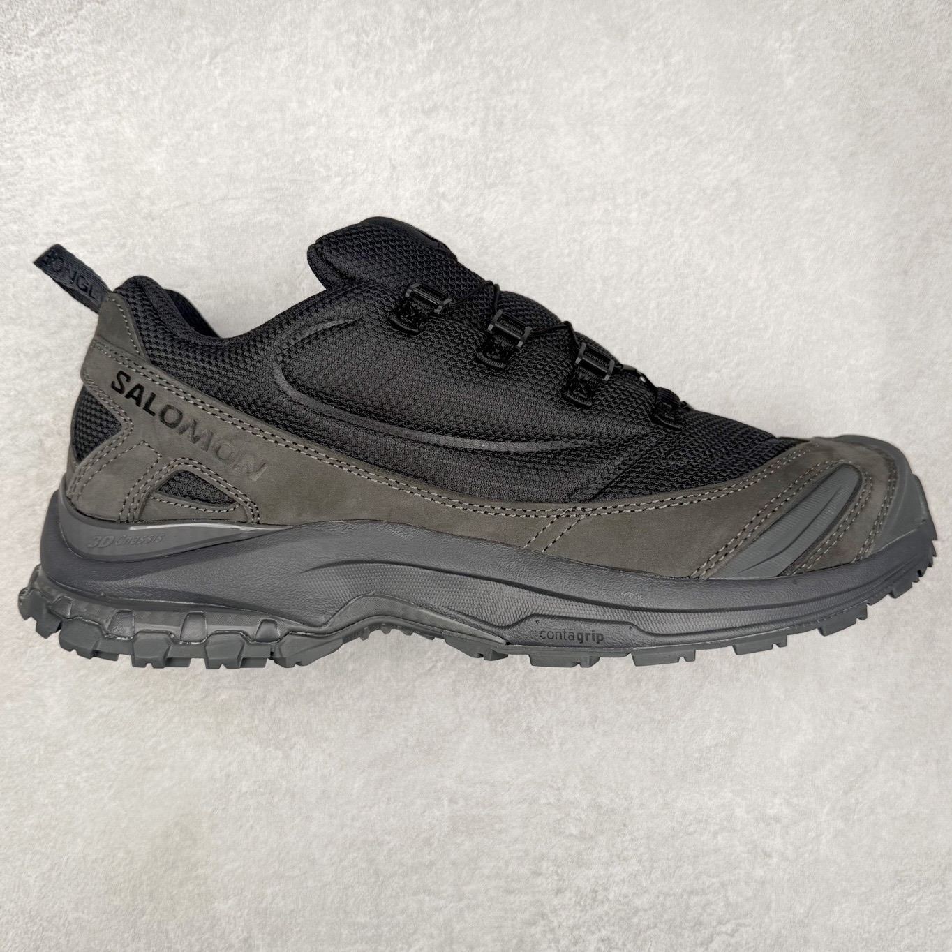 JEONGLI x SALOMON XA PRO 3D XA PRO 3D 萨洛蒙联名款舒适百搭减震耐磨透气低帮休闲跑步鞋 SENSIFIT 包裹技术，能够根据脚型完美贴合脚部，给予全方位的包裹与支撑。Quicklace 系带系统则彻底简化了系带过程，只需轻轻一拉，就能快速系紧鞋带。Contagrip 科技的加持，确保了卓越的抓地性能，无论是在湿滑的雨天街道，还是在泥泞的山路，都能行走自如，大大降低了滑倒的风险。专为户外运动而生的 3D Chassis 技术，实现出色的防扭转性能与稳定支撑，减少运动损伤。 多层底部结构搭配创新的 3D 稳定底盘，在提供出色减震与支撑的同时，其流线型的外观设计与色彩搭配亦成为了潮流的焦点，让功能性与时尚感完美结合。尺码：36 36.5 37.5 38 38.5 39 40 40.5 41 42 42.5 43 44 44.5 45 46.5-选品中心