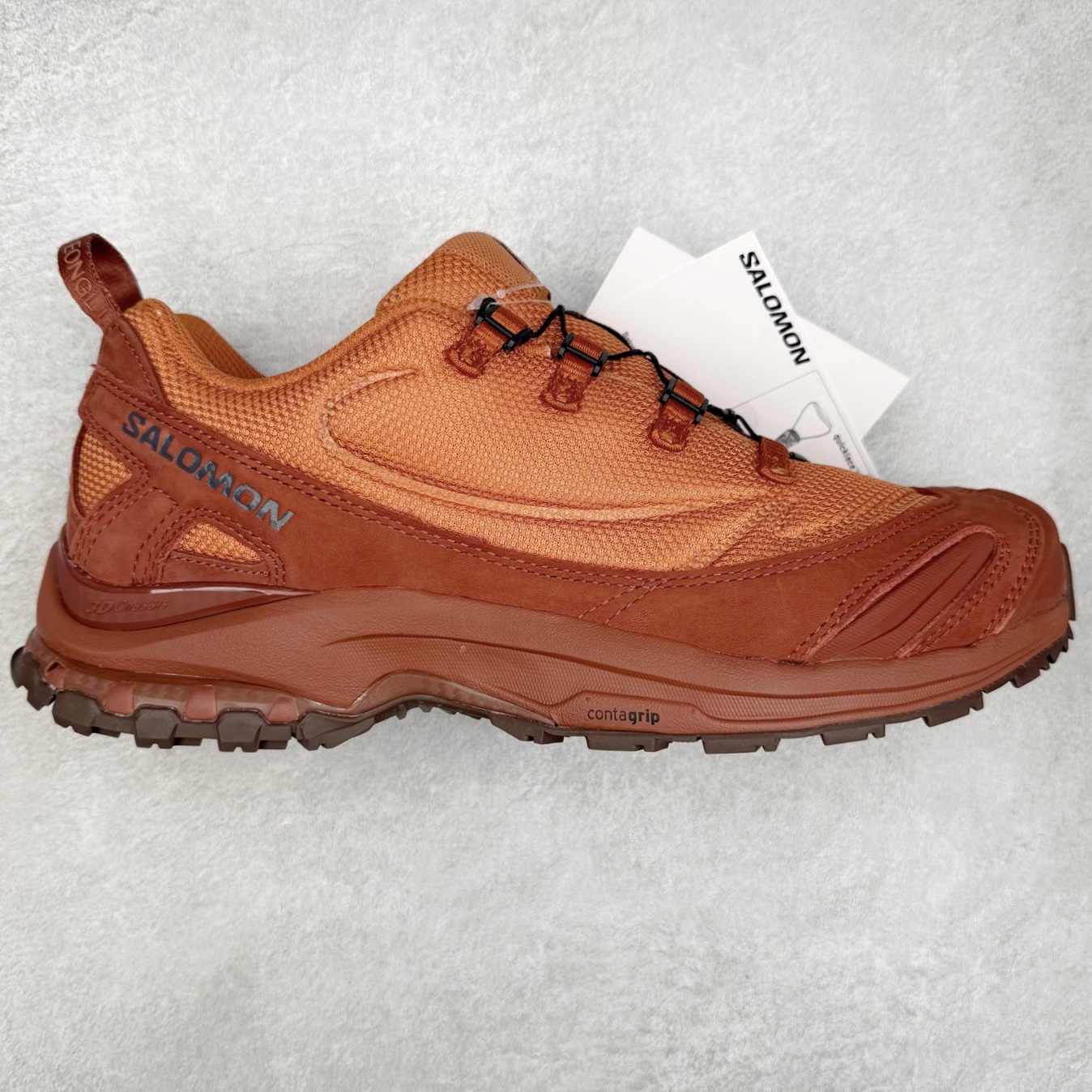 JEONGLI x SALOMON XA PRO 3D XA PRO 3D 萨洛蒙联名款舒适百搭减震耐磨透气低帮休闲跑步鞋 SENSIFIT 包裹技术，能够根据脚型完美贴合脚部，给予全方位的包裹与支撑。Quicklace 系带系统则彻底简化了系带过程，只需轻轻一拉，就能快速系紧鞋带。Contagrip 科技的加持，确保了卓越的抓地性能，无论是在湿滑的雨天街道，还是在泥泞的山路，都能行走自如，大大降低了滑倒的风险。专为户外运动而生的 3D Chassis 技术，实现出色的防扭转性能与稳定支撑，减少运动损伤。 多层底部结构搭配创新的 3D 稳定底盘，在提供出色减震与支撑的同时，其流线型的外观设计与色彩搭配亦成为了潮流的焦点，让功能性与时尚感完美结合。尺码：36 36.5 37.5 38 38.5 39 40 40.5 41 42 42.5 43 44 44.5 45 46.5-选品中心