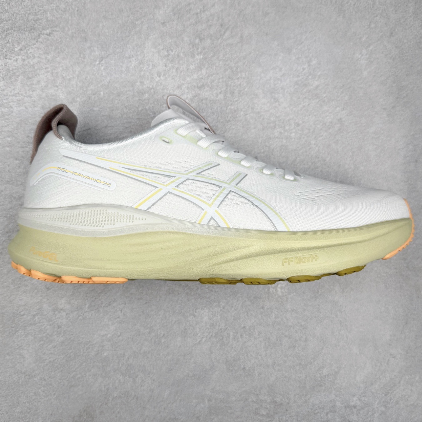 Asics Gel-Kayano 32 亚瑟士卡亚诺32代低帮专业有氧超轻量休闲运动全能慢跑鞋全球知名运动品牌ASICS正式推出新款GEL-KAYANO 32跑鞋，旨在通过全新稳定结构以提升产品可适性，满足跑者的足部稳定需求，让每一位跑者从起跑到结束都能够感受到焕然一新的稳定性与舒适性，从而帮助更多人找到身心平衡，获得自在舒适的健康生活方式。秉持着ASICS亚瑟士的设计哲学，全新一代GEL-KAYANO 32应运而生。为进一步升级产品的稳定性，GEL-KAYANO 采用了全新4D引导系统，通过内侧稳定装置提升可适性，满足足部稳定需求，帮助足弓迅速返回到平衡位置。作为基于生物力学研究打造的全新稳定结构，4D引导系统不仅提升了跑鞋对双脚的支撑性，它还将人体不同的运动状态纳入设计考量，帮助跑者在多种跑动强度下获得充足的稳定性和理想的舒适度。尺码：36 37 37.5 38 39.5 40 40.5 41.5 42 42.5 43.5 44 44.5 45-选品中心