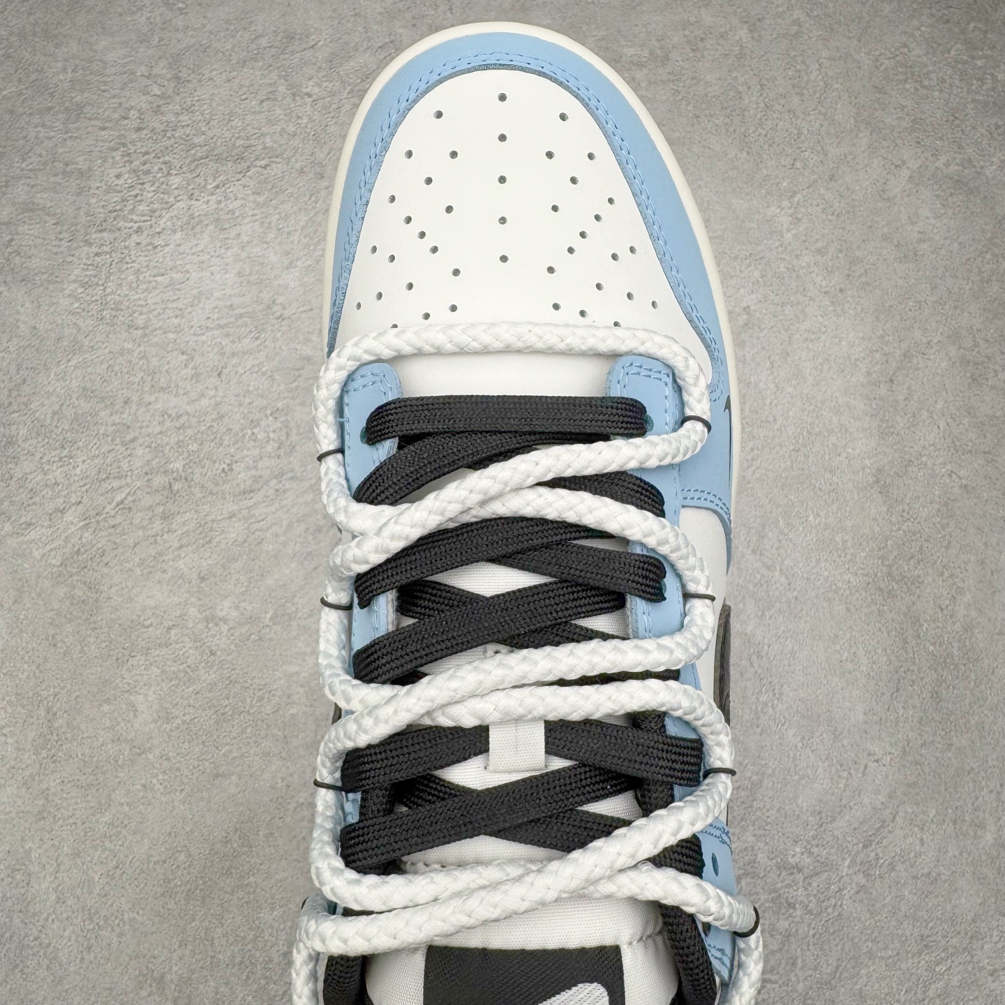 图片[4]-＃YC纯原 NK Dunk Low 逍遥游 BB0620-113 此款鞋身采用浅蓝磨砂皮革与纯白覆面拼接，如破晓时天空与云层的交织。荔枝纹黑色Swoosh 以锐利弧线贯穿鞋侧，附以米白编织绑带打破常规构造，强化整体机能感。后套破碎感英文镌刻于鞋侧，低调宣告定制级身份，为潮流玩家保留专属辨识度。定制系列天花板 无原鞋不开发 全系列得物原鞋一比一校对开发 配色持续更新中 终端对接 优势输出 全套原厂楦头原纸板数据档案倾力打造 原汁原味莞产 极致还原 圈内最强针车工艺 高端零售指定版 广东原厂配套原盒原标 鞋盒分三个尺码段 原厂冲刀 超高清洁度 全鞋零毛边皮料切割 采用原厂百宏鞋带以及原厂百宏织唛舌标 内标可供原厂几率过验 进口原装条纹中底布 四线拉帮白色点胶 原厂拉帮手法遵循公司 原厂电绣 极致还原 尺码：36 36.5 37.5 38 38.5 39 40 40.5 41 42 42.5 43 44 44.5 45 46-选品中心