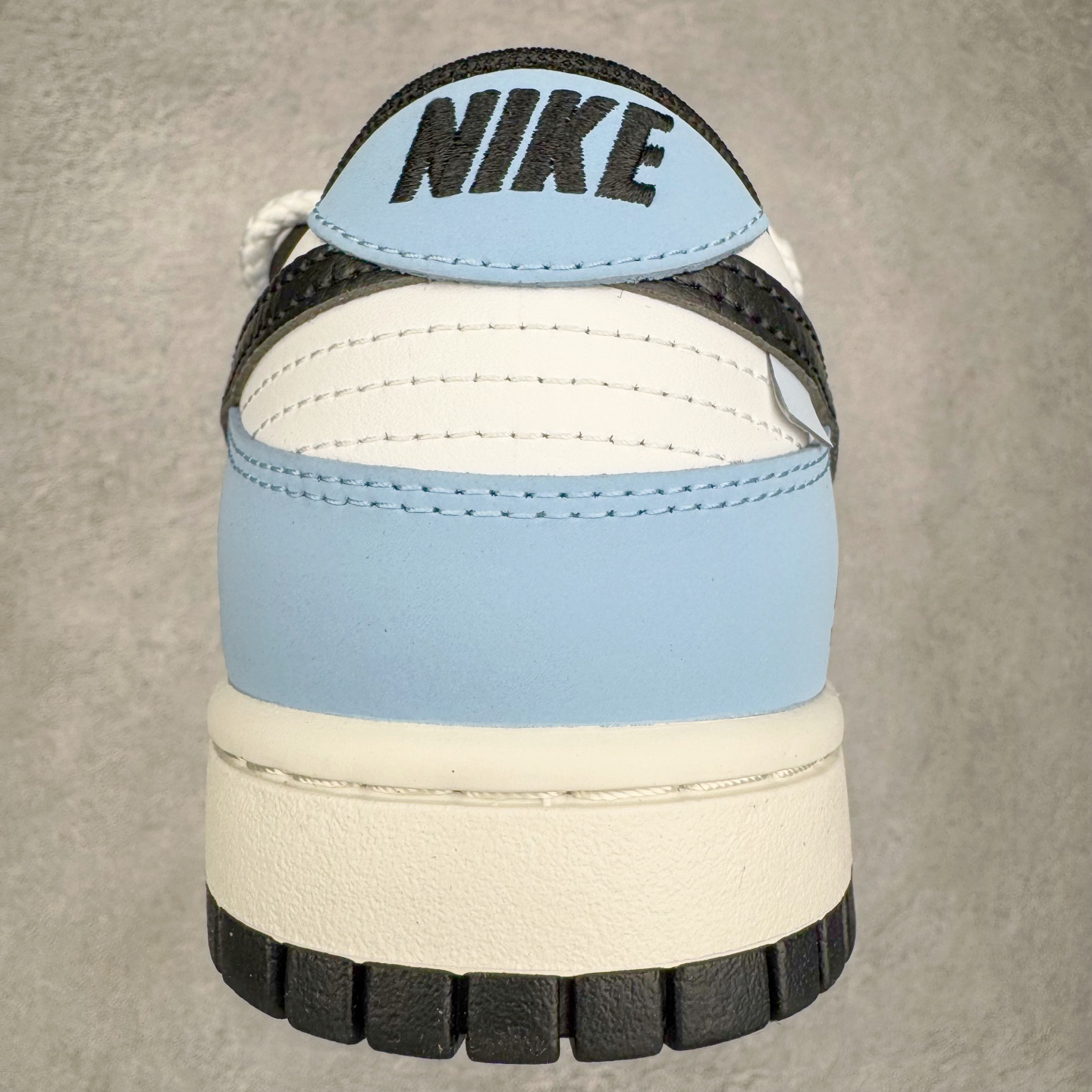 图片[8]-＃YC纯原 NK Dunk Low 逍遥游 BB0620-113 此款鞋身采用浅蓝磨砂皮革与纯白覆面拼接，如破晓时天空与云层的交织。荔枝纹黑色Swoosh 以锐利弧线贯穿鞋侧，附以米白编织绑带打破常规构造，强化整体机能感。后套破碎感英文镌刻于鞋侧，低调宣告定制级身份，为潮流玩家保留专属辨识度。定制系列天花板 无原鞋不开发 全系列得物原鞋一比一校对开发 配色持续更新中 终端对接 优势输出 全套原厂楦头原纸板数据档案倾力打造 原汁原味莞产 极致还原 圈内最强针车工艺 高端零售指定版 广东原厂配套原盒原标 鞋盒分三个尺码段 原厂冲刀 超高清洁度 全鞋零毛边皮料切割 采用原厂百宏鞋带以及原厂百宏织唛舌标 内标可供原厂几率过验 进口原装条纹中底布 四线拉帮白色点胶 原厂拉帮手法遵循公司 原厂电绣 极致还原 尺码：36 36.5 37.5 38 38.5 39 40 40.5 41 42 42.5 43 44 44.5 45 46-选品中心