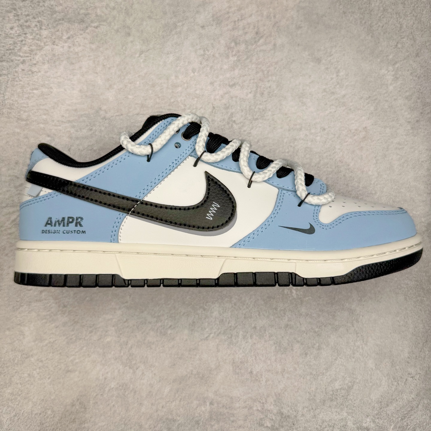 ＃YC纯原 NK Dunk Low 逍遥游 BB0620-113 此款鞋身采用浅蓝磨砂皮革与纯白覆面拼接，如破晓时天空与云层的交织。荔枝纹黑色Swoosh 以锐利弧线贯穿鞋侧，附以米白编织绑带打破常规构造，强化整体机能感。后套破碎感英文镌刻于鞋侧，低调宣告定制级身份，为潮流玩家保留专属辨识度。定制系列天花板 无原鞋不开发 全系列得物原鞋一比一校对开发 配色持续更新中 终端对接 优势输出 全套原厂楦头原纸板数据档案倾力打造 原汁原味莞产 极致还原 圈内最强针车工艺 高端零售指定版 广东原厂配套原盒原标 鞋盒分三个尺码段 原厂冲刀 超高清洁度 全鞋零毛边皮料切割 采用原厂百宏鞋带以及原厂百宏织唛舌标 内标可供原厂几率过验 进口原装条纹中底布 四线拉帮白色点胶 原厂拉帮手法遵循公司 原厂电绣 极致还原 尺码：36 36.5 37.5 38 38.5 39 40 40.5 41 42 42.5 43 44 44.5 45 46-选品中心