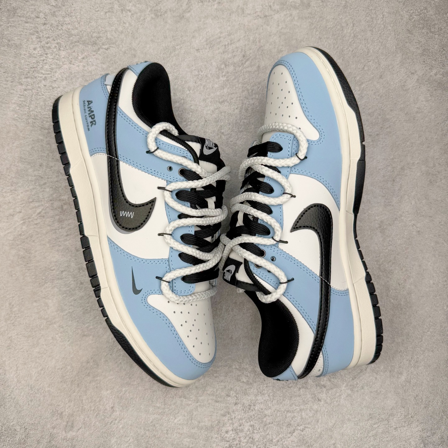 图片[3]-＃YC纯原 NK Dunk Low 逍遥游 BB0620-113 此款鞋身采用浅蓝磨砂皮革与纯白覆面拼接，如破晓时天空与云层的交织。荔枝纹黑色Swoosh 以锐利弧线贯穿鞋侧，附以米白编织绑带打破常规构造，强化整体机能感。后套破碎感英文镌刻于鞋侧，低调宣告定制级身份，为潮流玩家保留专属辨识度。定制系列天花板 无原鞋不开发 全系列得物原鞋一比一校对开发 配色持续更新中 终端对接 优势输出 全套原厂楦头原纸板数据档案倾力打造 原汁原味莞产 极致还原 圈内最强针车工艺 高端零售指定版 广东原厂配套原盒原标 鞋盒分三个尺码段 原厂冲刀 超高清洁度 全鞋零毛边皮料切割 采用原厂百宏鞋带以及原厂百宏织唛舌标 内标可供原厂几率过验 进口原装条纹中底布 四线拉帮白色点胶 原厂拉帮手法遵循公司 原厂电绣 极致还原 尺码：36 36.5 37.5 38 38.5 39 40 40.5 41 42 42.5 43 44 44.5 45 46-选品中心