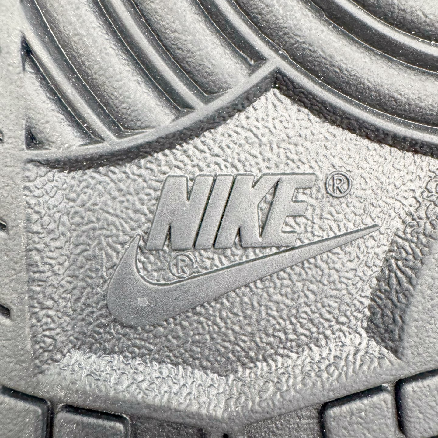 图片[14]-＃YC纯原 NK Dunk Low 逍遥游 BB0620-113 此款鞋身采用浅蓝磨砂皮革与纯白覆面拼接，如破晓时天空与云层的交织。荔枝纹黑色Swoosh 以锐利弧线贯穿鞋侧，附以米白编织绑带打破常规构造，强化整体机能感。后套破碎感英文镌刻于鞋侧，低调宣告定制级身份，为潮流玩家保留专属辨识度。定制系列天花板 无原鞋不开发 全系列得物原鞋一比一校对开发 配色持续更新中 终端对接 优势输出 全套原厂楦头原纸板数据档案倾力打造 原汁原味莞产 极致还原 圈内最强针车工艺 高端零售指定版 广东原厂配套原盒原标 鞋盒分三个尺码段 原厂冲刀 超高清洁度 全鞋零毛边皮料切割 采用原厂百宏鞋带以及原厂百宏织唛舌标 内标可供原厂几率过验 进口原装条纹中底布 四线拉帮白色点胶 原厂拉帮手法遵循公司 原厂电绣 极致还原 尺码：36 36.5 37.5 38 38.5 39 40 40.5 41 42 42.5 43 44 44.5 45 46-选品中心