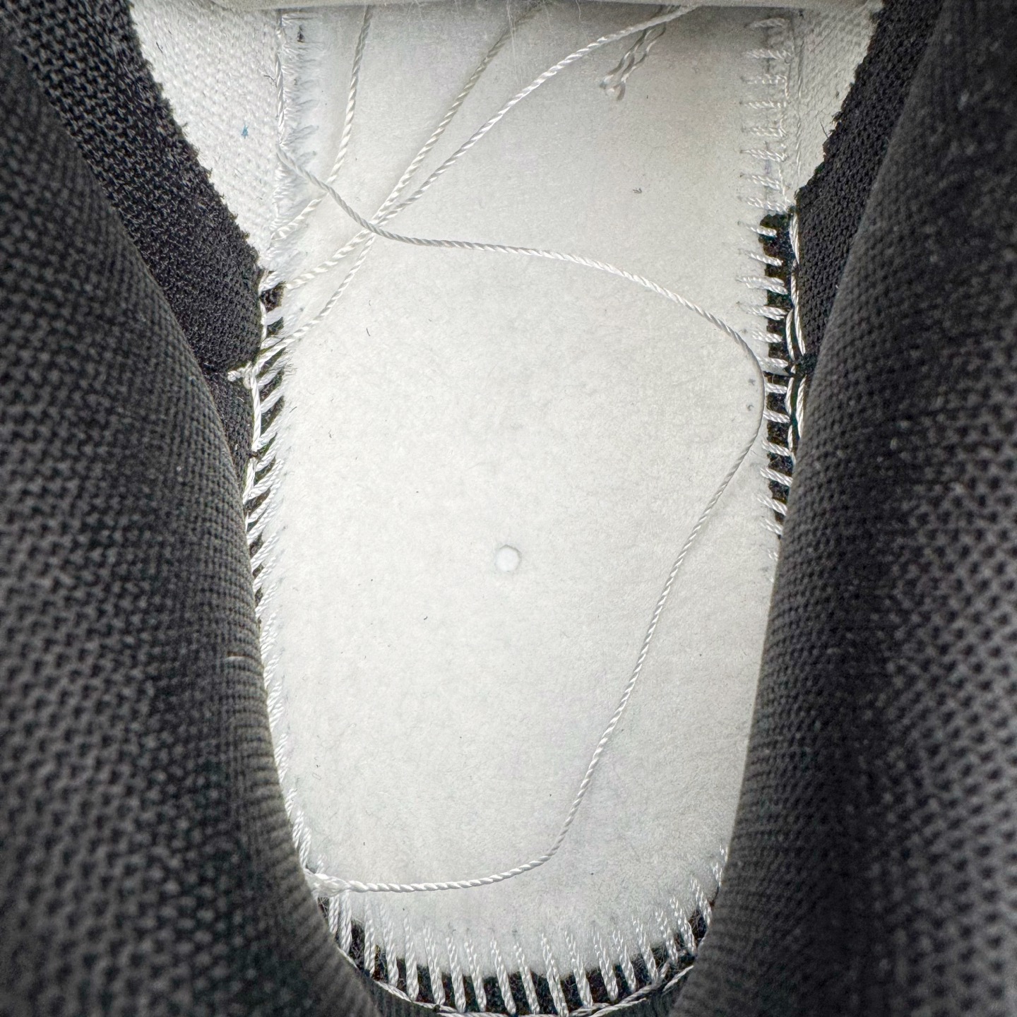 图片[21]-＃YC纯原 NK Dunk Low 逍遥游 BB0620-113 此款鞋身采用浅蓝磨砂皮革与纯白覆面拼接，如破晓时天空与云层的交织。荔枝纹黑色Swoosh 以锐利弧线贯穿鞋侧，附以米白编织绑带打破常规构造，强化整体机能感。后套破碎感英文镌刻于鞋侧，低调宣告定制级身份，为潮流玩家保留专属辨识度。定制系列天花板 无原鞋不开发 全系列得物原鞋一比一校对开发 配色持续更新中 终端对接 优势输出 全套原厂楦头原纸板数据档案倾力打造 原汁原味莞产 极致还原 圈内最强针车工艺 高端零售指定版 广东原厂配套原盒原标 鞋盒分三个尺码段 原厂冲刀 超高清洁度 全鞋零毛边皮料切割 采用原厂百宏鞋带以及原厂百宏织唛舌标 内标可供原厂几率过验 进口原装条纹中底布 四线拉帮白色点胶 原厂拉帮手法遵循公司 原厂电绣 极致还原 尺码：36 36.5 37.5 38 38.5 39 40 40.5 41 42 42.5 43 44 44.5 45 46-选品中心