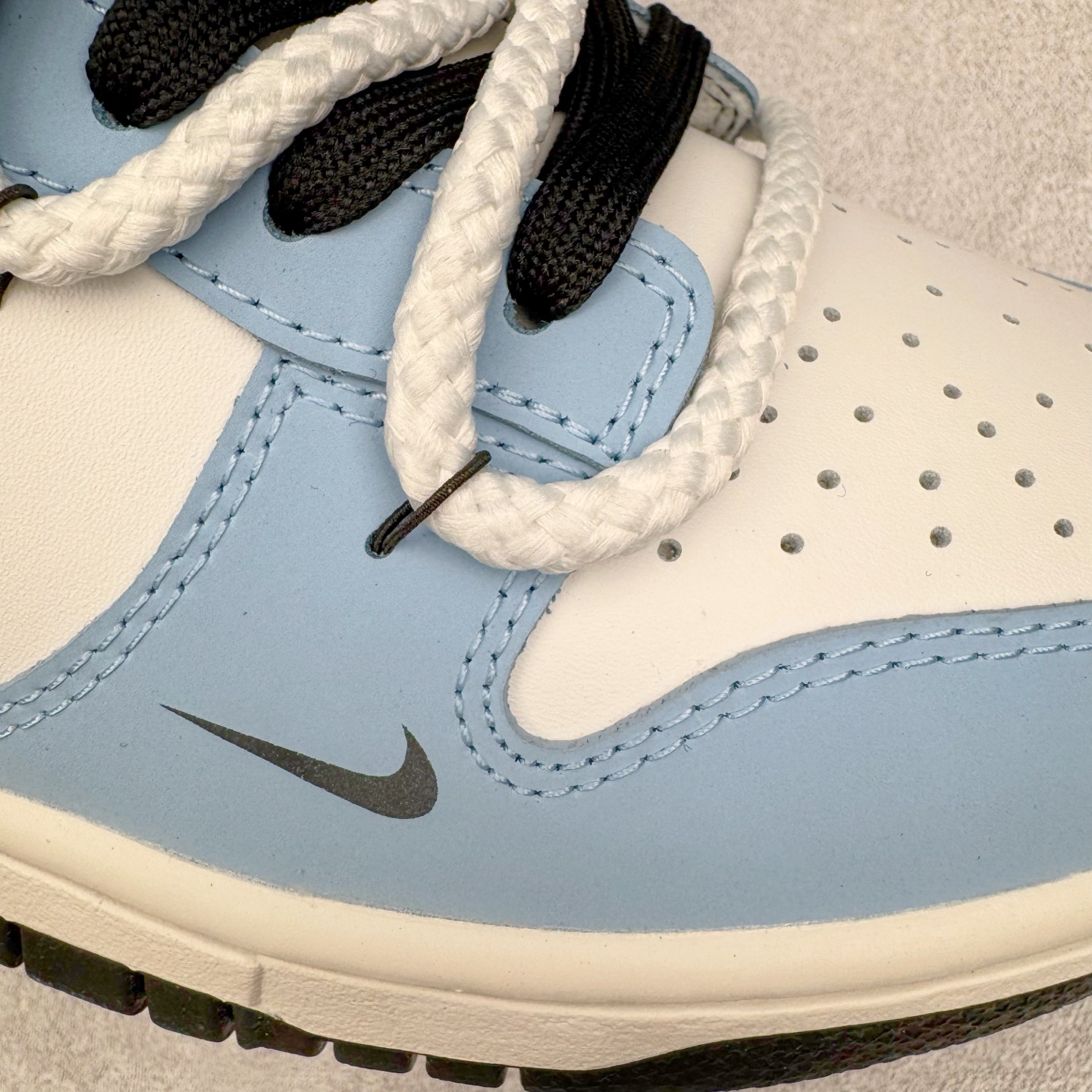 图片[15]-＃YC纯原 NK Dunk Low 逍遥游 BB0620-113 此款鞋身采用浅蓝磨砂皮革与纯白覆面拼接，如破晓时天空与云层的交织。荔枝纹黑色Swoosh 以锐利弧线贯穿鞋侧，附以米白编织绑带打破常规构造，强化整体机能感。后套破碎感英文镌刻于鞋侧，低调宣告定制级身份，为潮流玩家保留专属辨识度。定制系列天花板 无原鞋不开发 全系列得物原鞋一比一校对开发 配色持续更新中 终端对接 优势输出 全套原厂楦头原纸板数据档案倾力打造 原汁原味莞产 极致还原 圈内最强针车工艺 高端零售指定版 广东原厂配套原盒原标 鞋盒分三个尺码段 原厂冲刀 超高清洁度 全鞋零毛边皮料切割 采用原厂百宏鞋带以及原厂百宏织唛舌标 内标可供原厂几率过验 进口原装条纹中底布 四线拉帮白色点胶 原厂拉帮手法遵循公司 原厂电绣 极致还原 尺码：36 36.5 37.5 38 38.5 39 40 40.5 41 42 42.5 43 44 44.5 45 46-选品中心