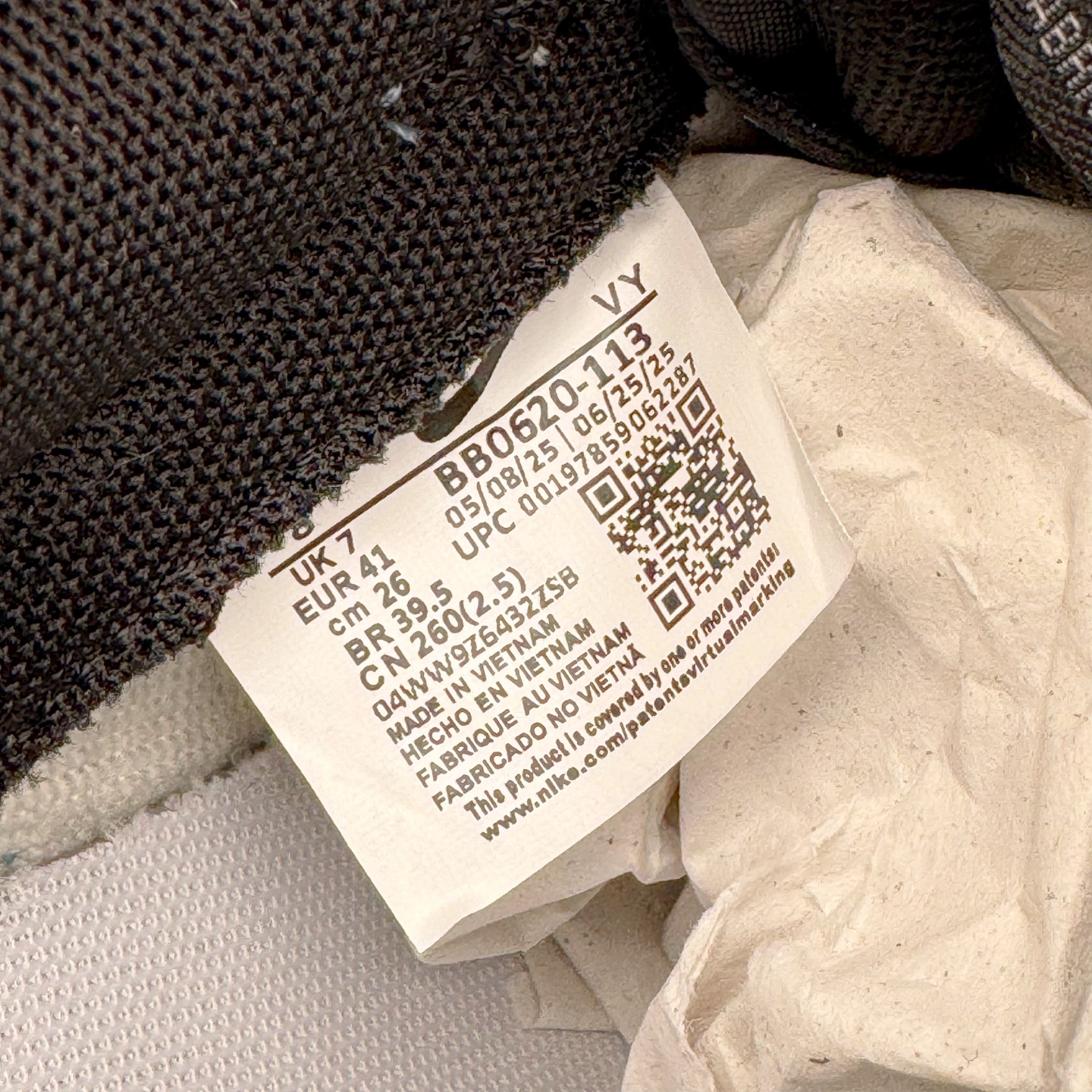 图片[18]-＃YC纯原 NK Dunk Low 逍遥游 BB0620-113 此款鞋身采用浅蓝磨砂皮革与纯白覆面拼接，如破晓时天空与云层的交织。荔枝纹黑色Swoosh 以锐利弧线贯穿鞋侧，附以米白编织绑带打破常规构造，强化整体机能感。后套破碎感英文镌刻于鞋侧，低调宣告定制级身份，为潮流玩家保留专属辨识度。定制系列天花板 无原鞋不开发 全系列得物原鞋一比一校对开发 配色持续更新中 终端对接 优势输出 全套原厂楦头原纸板数据档案倾力打造 原汁原味莞产 极致还原 圈内最强针车工艺 高端零售指定版 广东原厂配套原盒原标 鞋盒分三个尺码段 原厂冲刀 超高清洁度 全鞋零毛边皮料切割 采用原厂百宏鞋带以及原厂百宏织唛舌标 内标可供原厂几率过验 进口原装条纹中底布 四线拉帮白色点胶 原厂拉帮手法遵循公司 原厂电绣 极致还原 尺码：36 36.5 37.5 38 38.5 39 40 40.5 41 42 42.5 43 44 44.5 45 46-选品中心