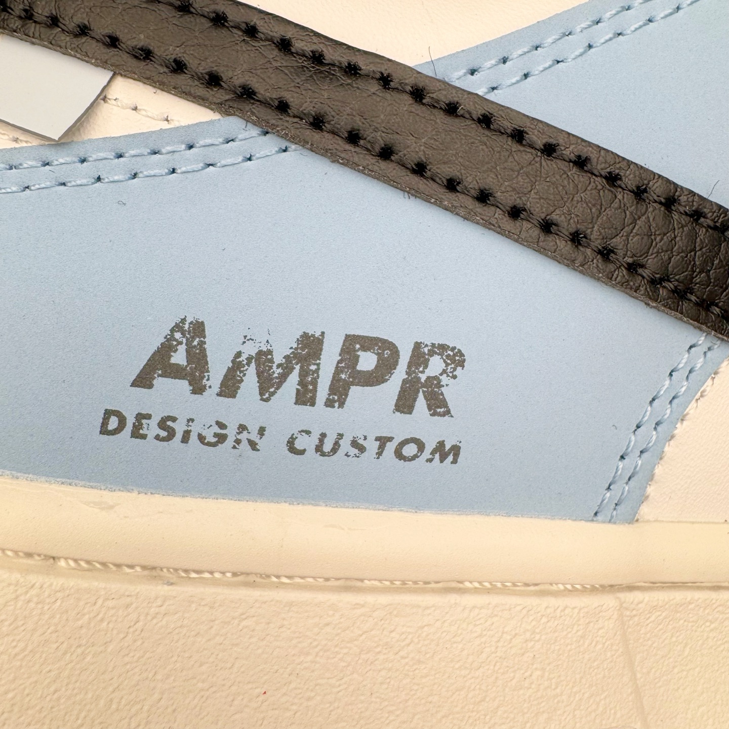 图片[12]-＃YC纯原 NK Dunk Low 逍遥游 BB0620-113 此款鞋身采用浅蓝磨砂皮革与纯白覆面拼接，如破晓时天空与云层的交织。荔枝纹黑色Swoosh 以锐利弧线贯穿鞋侧，附以米白编织绑带打破常规构造，强化整体机能感。后套破碎感英文镌刻于鞋侧，低调宣告定制级身份，为潮流玩家保留专属辨识度。定制系列天花板 无原鞋不开发 全系列得物原鞋一比一校对开发 配色持续更新中 终端对接 优势输出 全套原厂楦头原纸板数据档案倾力打造 原汁原味莞产 极致还原 圈内最强针车工艺 高端零售指定版 广东原厂配套原盒原标 鞋盒分三个尺码段 原厂冲刀 超高清洁度 全鞋零毛边皮料切割 采用原厂百宏鞋带以及原厂百宏织唛舌标 内标可供原厂几率过验 进口原装条纹中底布 四线拉帮白色点胶 原厂拉帮手法遵循公司 原厂电绣 极致还原 尺码：36 36.5 37.5 38 38.5 39 40 40.5 41 42 42.5 43 44 44.5 45 46-选品中心