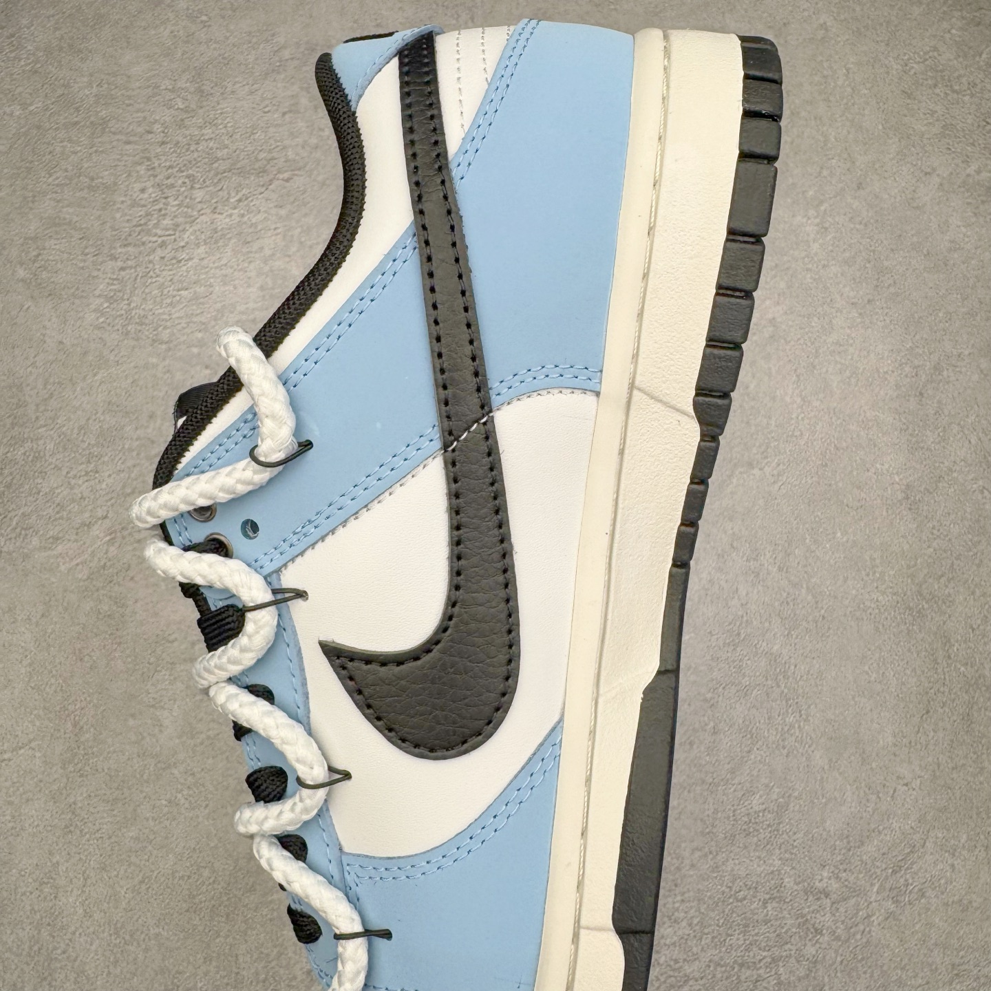 图片[7]-＃YC纯原 NK Dunk Low 逍遥游 BB0620-113 此款鞋身采用浅蓝磨砂皮革与纯白覆面拼接，如破晓时天空与云层的交织。荔枝纹黑色Swoosh 以锐利弧线贯穿鞋侧，附以米白编织绑带打破常规构造，强化整体机能感。后套破碎感英文镌刻于鞋侧，低调宣告定制级身份，为潮流玩家保留专属辨识度。定制系列天花板 无原鞋不开发 全系列得物原鞋一比一校对开发 配色持续更新中 终端对接 优势输出 全套原厂楦头原纸板数据档案倾力打造 原汁原味莞产 极致还原 圈内最强针车工艺 高端零售指定版 广东原厂配套原盒原标 鞋盒分三个尺码段 原厂冲刀 超高清洁度 全鞋零毛边皮料切割 采用原厂百宏鞋带以及原厂百宏织唛舌标 内标可供原厂几率过验 进口原装条纹中底布 四线拉帮白色点胶 原厂拉帮手法遵循公司 原厂电绣 极致还原 尺码：36 36.5 37.5 38 38.5 39 40 40.5 41 42 42.5 43 44 44.5 45 46-选品中心