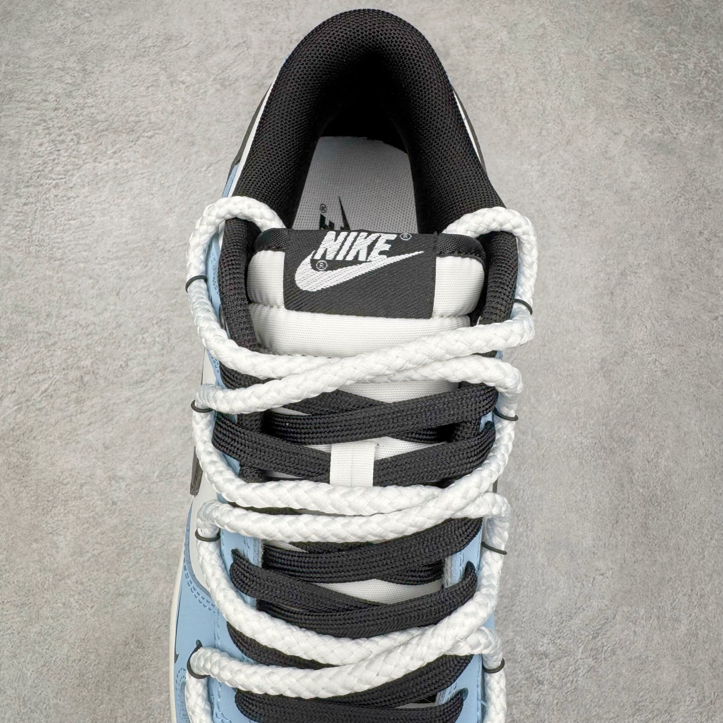 图片[5]-＃YC纯原 NK Dunk Low 逍遥游 BB0620-113 此款鞋身采用浅蓝磨砂皮革与纯白覆面拼接，如破晓时天空与云层的交织。荔枝纹黑色Swoosh 以锐利弧线贯穿鞋侧，附以米白编织绑带打破常规构造，强化整体机能感。后套破碎感英文镌刻于鞋侧，低调宣告定制级身份，为潮流玩家保留专属辨识度。定制系列天花板 无原鞋不开发 全系列得物原鞋一比一校对开发 配色持续更新中 终端对接 优势输出 全套原厂楦头原纸板数据档案倾力打造 原汁原味莞产 极致还原 圈内最强针车工艺 高端零售指定版 广东原厂配套原盒原标 鞋盒分三个尺码段 原厂冲刀 超高清洁度 全鞋零毛边皮料切割 采用原厂百宏鞋带以及原厂百宏织唛舌标 内标可供原厂几率过验 进口原装条纹中底布 四线拉帮白色点胶 原厂拉帮手法遵循公司 原厂电绣 极致还原 尺码：36 36.5 37.5 38 38.5 39 40 40.5 41 42 42.5 43 44 44.5 45 46-选品中心