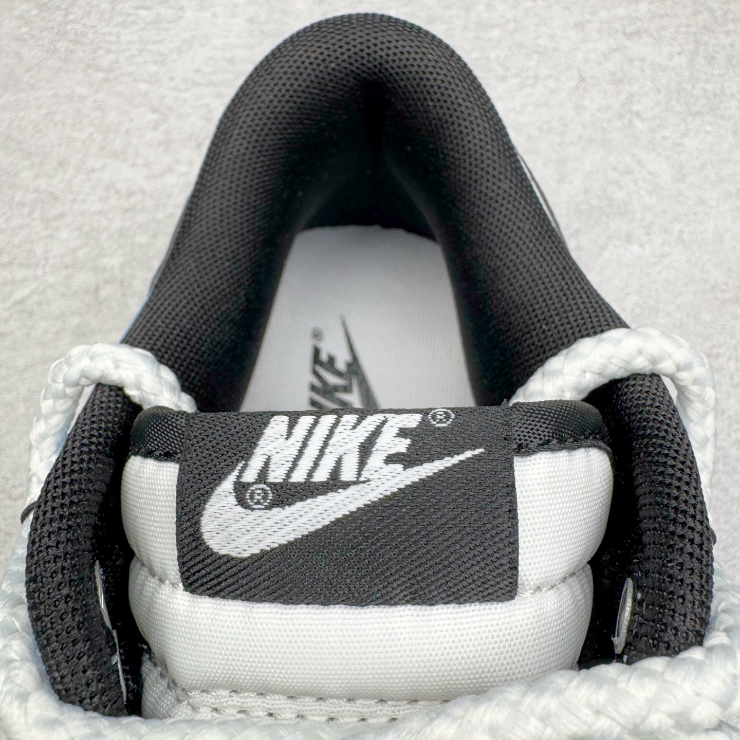 图片[17]-＃YC纯原 NK Dunk Low 逍遥游 BB0620-113 此款鞋身采用浅蓝磨砂皮革与纯白覆面拼接，如破晓时天空与云层的交织。荔枝纹黑色Swoosh 以锐利弧线贯穿鞋侧，附以米白编织绑带打破常规构造，强化整体机能感。后套破碎感英文镌刻于鞋侧，低调宣告定制级身份，为潮流玩家保留专属辨识度。定制系列天花板 无原鞋不开发 全系列得物原鞋一比一校对开发 配色持续更新中 终端对接 优势输出 全套原厂楦头原纸板数据档案倾力打造 原汁原味莞产 极致还原 圈内最强针车工艺 高端零售指定版 广东原厂配套原盒原标 鞋盒分三个尺码段 原厂冲刀 超高清洁度 全鞋零毛边皮料切割 采用原厂百宏鞋带以及原厂百宏织唛舌标 内标可供原厂几率过验 进口原装条纹中底布 四线拉帮白色点胶 原厂拉帮手法遵循公司 原厂电绣 极致还原 尺码：36 36.5 37.5 38 38.5 39 40 40.5 41 42 42.5 43 44 44.5 45 46-选品中心