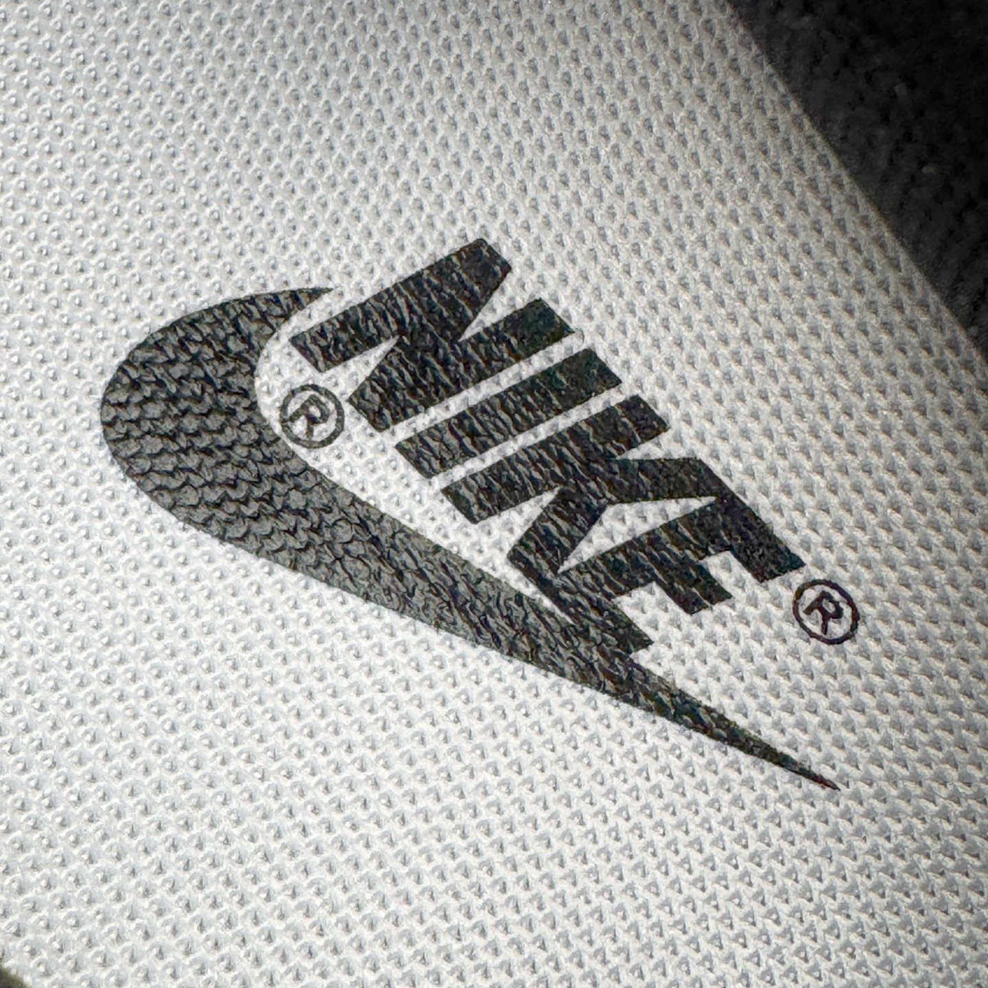 图片[19]-＃YC纯原 NK Dunk Low 逍遥游 BB0620-113 此款鞋身采用浅蓝磨砂皮革与纯白覆面拼接，如破晓时天空与云层的交织。荔枝纹黑色Swoosh 以锐利弧线贯穿鞋侧，附以米白编织绑带打破常规构造，强化整体机能感。后套破碎感英文镌刻于鞋侧，低调宣告定制级身份，为潮流玩家保留专属辨识度。定制系列天花板 无原鞋不开发 全系列得物原鞋一比一校对开发 配色持续更新中 终端对接 优势输出 全套原厂楦头原纸板数据档案倾力打造 原汁原味莞产 极致还原 圈内最强针车工艺 高端零售指定版 广东原厂配套原盒原标 鞋盒分三个尺码段 原厂冲刀 超高清洁度 全鞋零毛边皮料切割 采用原厂百宏鞋带以及原厂百宏织唛舌标 内标可供原厂几率过验 进口原装条纹中底布 四线拉帮白色点胶 原厂拉帮手法遵循公司 原厂电绣 极致还原 尺码：36 36.5 37.5 38 38.5 39 40 40.5 41 42 42.5 43 44 44.5 45 46-选品中心