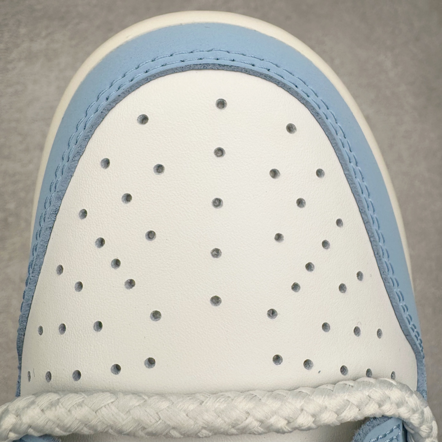 图片[16]-＃YC纯原 NK Dunk Low 逍遥游 BB0620-113 此款鞋身采用浅蓝磨砂皮革与纯白覆面拼接，如破晓时天空与云层的交织。荔枝纹黑色Swoosh 以锐利弧线贯穿鞋侧，附以米白编织绑带打破常规构造，强化整体机能感。后套破碎感英文镌刻于鞋侧，低调宣告定制级身份，为潮流玩家保留专属辨识度。定制系列天花板 无原鞋不开发 全系列得物原鞋一比一校对开发 配色持续更新中 终端对接 优势输出 全套原厂楦头原纸板数据档案倾力打造 原汁原味莞产 极致还原 圈内最强针车工艺 高端零售指定版 广东原厂配套原盒原标 鞋盒分三个尺码段 原厂冲刀 超高清洁度 全鞋零毛边皮料切割 采用原厂百宏鞋带以及原厂百宏织唛舌标 内标可供原厂几率过验 进口原装条纹中底布 四线拉帮白色点胶 原厂拉帮手法遵循公司 原厂电绣 极致还原 尺码：36 36.5 37.5 38 38.5 39 40 40.5 41 42 42.5 43 44 44.5 45 46-选品中心