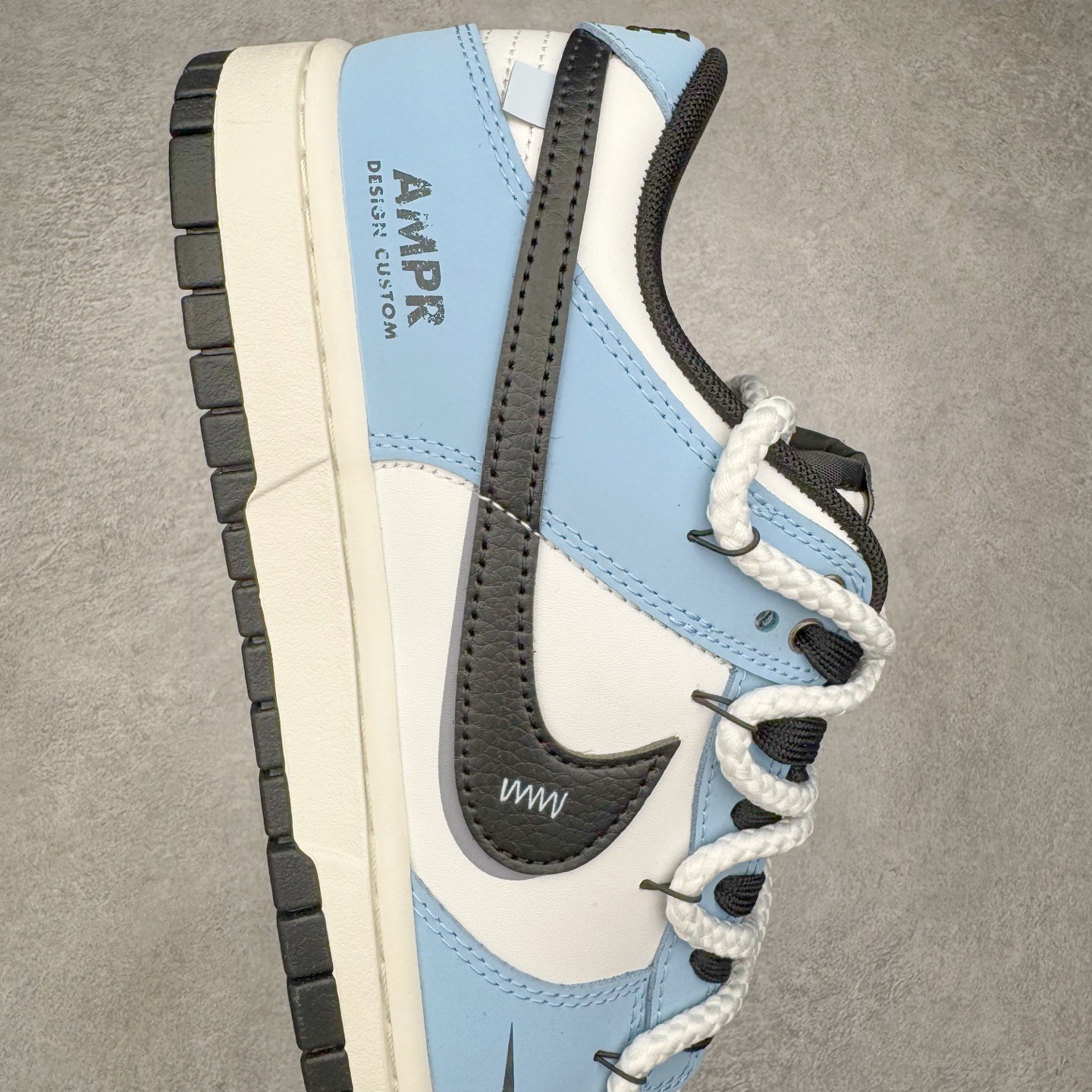 图片[6]-＃YC纯原 NK Dunk Low 逍遥游 BB0620-113 此款鞋身采用浅蓝磨砂皮革与纯白覆面拼接，如破晓时天空与云层的交织。荔枝纹黑色Swoosh 以锐利弧线贯穿鞋侧，附以米白编织绑带打破常规构造，强化整体机能感。后套破碎感英文镌刻于鞋侧，低调宣告定制级身份，为潮流玩家保留专属辨识度。定制系列天花板 无原鞋不开发 全系列得物原鞋一比一校对开发 配色持续更新中 终端对接 优势输出 全套原厂楦头原纸板数据档案倾力打造 原汁原味莞产 极致还原 圈内最强针车工艺 高端零售指定版 广东原厂配套原盒原标 鞋盒分三个尺码段 原厂冲刀 超高清洁度 全鞋零毛边皮料切割 采用原厂百宏鞋带以及原厂百宏织唛舌标 内标可供原厂几率过验 进口原装条纹中底布 四线拉帮白色点胶 原厂拉帮手法遵循公司 原厂电绣 极致还原 尺码：36 36.5 37.5 38 38.5 39 40 40.5 41 42 42.5 43 44 44.5 45 46-选品中心
