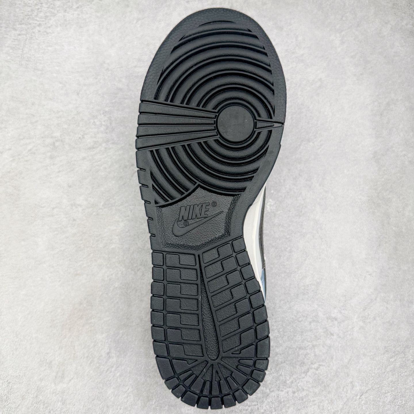 图片[9]-＃YC纯原 NK Dunk Low 逍遥游 BB0620-113 此款鞋身采用浅蓝磨砂皮革与纯白覆面拼接，如破晓时天空与云层的交织。荔枝纹黑色Swoosh 以锐利弧线贯穿鞋侧，附以米白编织绑带打破常规构造，强化整体机能感。后套破碎感英文镌刻于鞋侧，低调宣告定制级身份，为潮流玩家保留专属辨识度。定制系列天花板 无原鞋不开发 全系列得物原鞋一比一校对开发 配色持续更新中 终端对接 优势输出 全套原厂楦头原纸板数据档案倾力打造 原汁原味莞产 极致还原 圈内最强针车工艺 高端零售指定版 广东原厂配套原盒原标 鞋盒分三个尺码段 原厂冲刀 超高清洁度 全鞋零毛边皮料切割 采用原厂百宏鞋带以及原厂百宏织唛舌标 内标可供原厂几率过验 进口原装条纹中底布 四线拉帮白色点胶 原厂拉帮手法遵循公司 原厂电绣 极致还原 尺码：36 36.5 37.5 38 38.5 39 40 40.5 41 42 42.5 43 44 44.5 45 46-选品中心