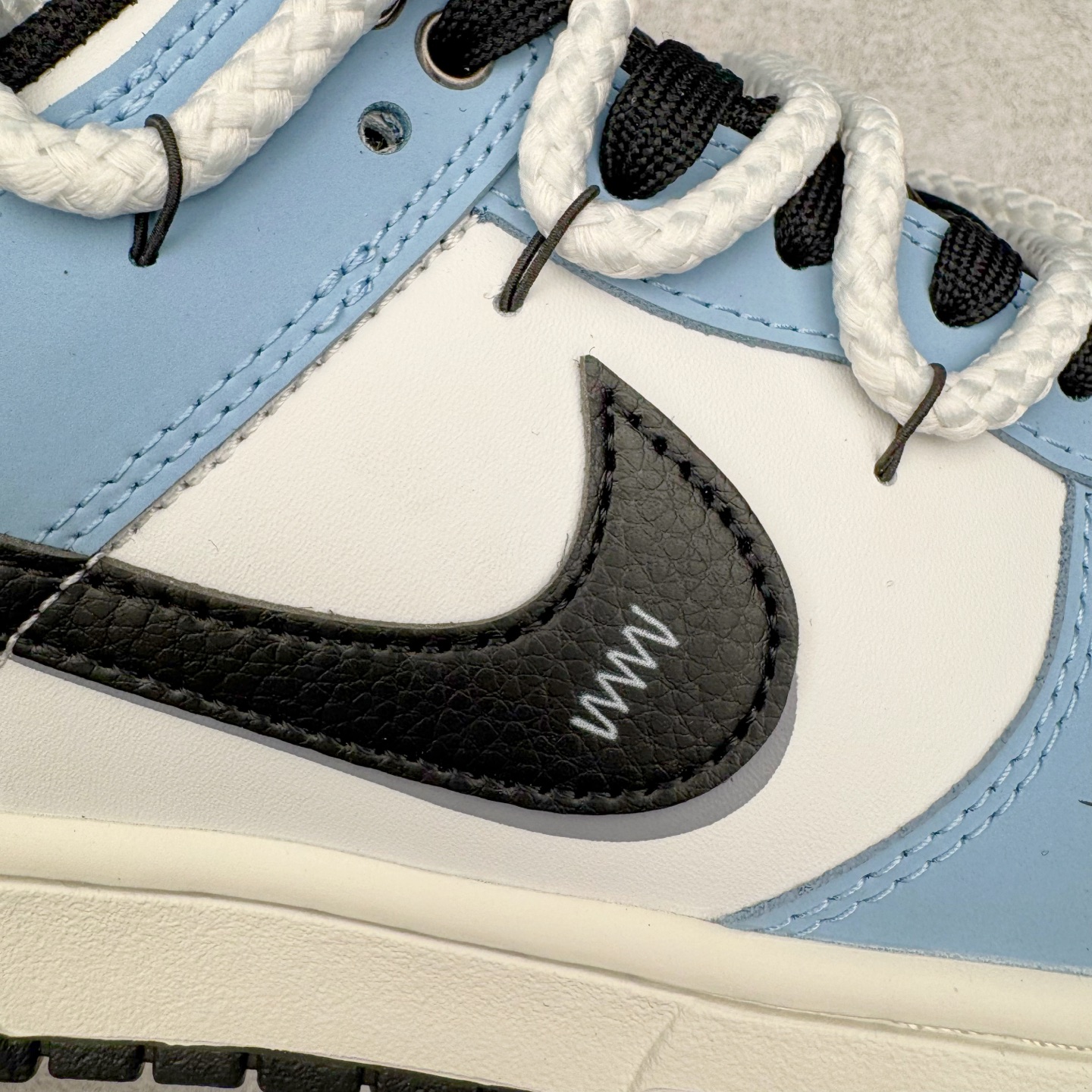 图片[13]-＃YC纯原 NK Dunk Low 逍遥游 BB0620-113 此款鞋身采用浅蓝磨砂皮革与纯白覆面拼接，如破晓时天空与云层的交织。荔枝纹黑色Swoosh 以锐利弧线贯穿鞋侧，附以米白编织绑带打破常规构造，强化整体机能感。后套破碎感英文镌刻于鞋侧，低调宣告定制级身份，为潮流玩家保留专属辨识度。定制系列天花板 无原鞋不开发 全系列得物原鞋一比一校对开发 配色持续更新中 终端对接 优势输出 全套原厂楦头原纸板数据档案倾力打造 原汁原味莞产 极致还原 圈内最强针车工艺 高端零售指定版 广东原厂配套原盒原标 鞋盒分三个尺码段 原厂冲刀 超高清洁度 全鞋零毛边皮料切割 采用原厂百宏鞋带以及原厂百宏织唛舌标 内标可供原厂几率过验 进口原装条纹中底布 四线拉帮白色点胶 原厂拉帮手法遵循公司 原厂电绣 极致还原 尺码：36 36.5 37.5 38 38.5 39 40 40.5 41 42 42.5 43 44 44.5 45 46-选品中心