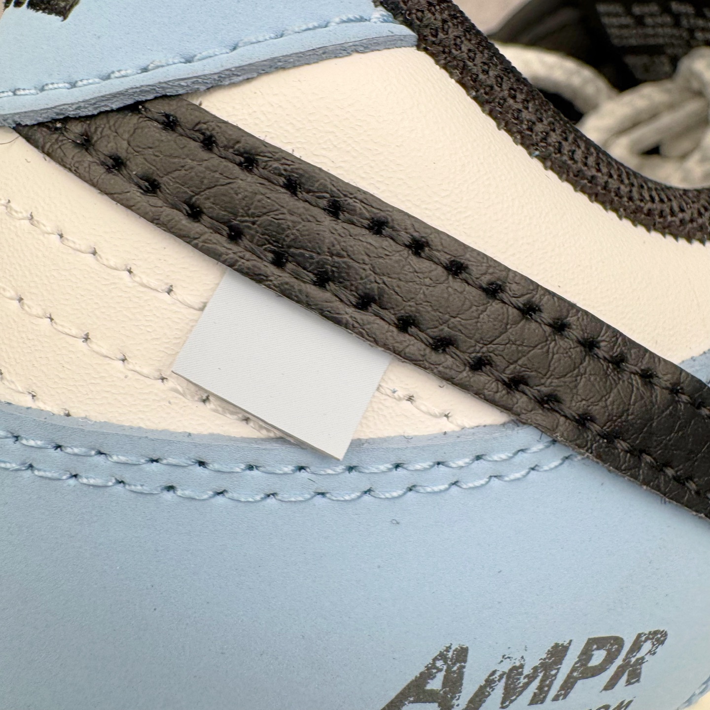 图片[11]-＃YC纯原 NK Dunk Low 逍遥游 BB0620-113 此款鞋身采用浅蓝磨砂皮革与纯白覆面拼接，如破晓时天空与云层的交织。荔枝纹黑色Swoosh 以锐利弧线贯穿鞋侧，附以米白编织绑带打破常规构造，强化整体机能感。后套破碎感英文镌刻于鞋侧，低调宣告定制级身份，为潮流玩家保留专属辨识度。定制系列天花板 无原鞋不开发 全系列得物原鞋一比一校对开发 配色持续更新中 终端对接 优势输出 全套原厂楦头原纸板数据档案倾力打造 原汁原味莞产 极致还原 圈内最强针车工艺 高端零售指定版 广东原厂配套原盒原标 鞋盒分三个尺码段 原厂冲刀 超高清洁度 全鞋零毛边皮料切割 采用原厂百宏鞋带以及原厂百宏织唛舌标 内标可供原厂几率过验 进口原装条纹中底布 四线拉帮白色点胶 原厂拉帮手法遵循公司 原厂电绣 极致还原 尺码：36 36.5 37.5 38 38.5 39 40 40.5 41 42 42.5 43 44 44.5 45 46-选品中心