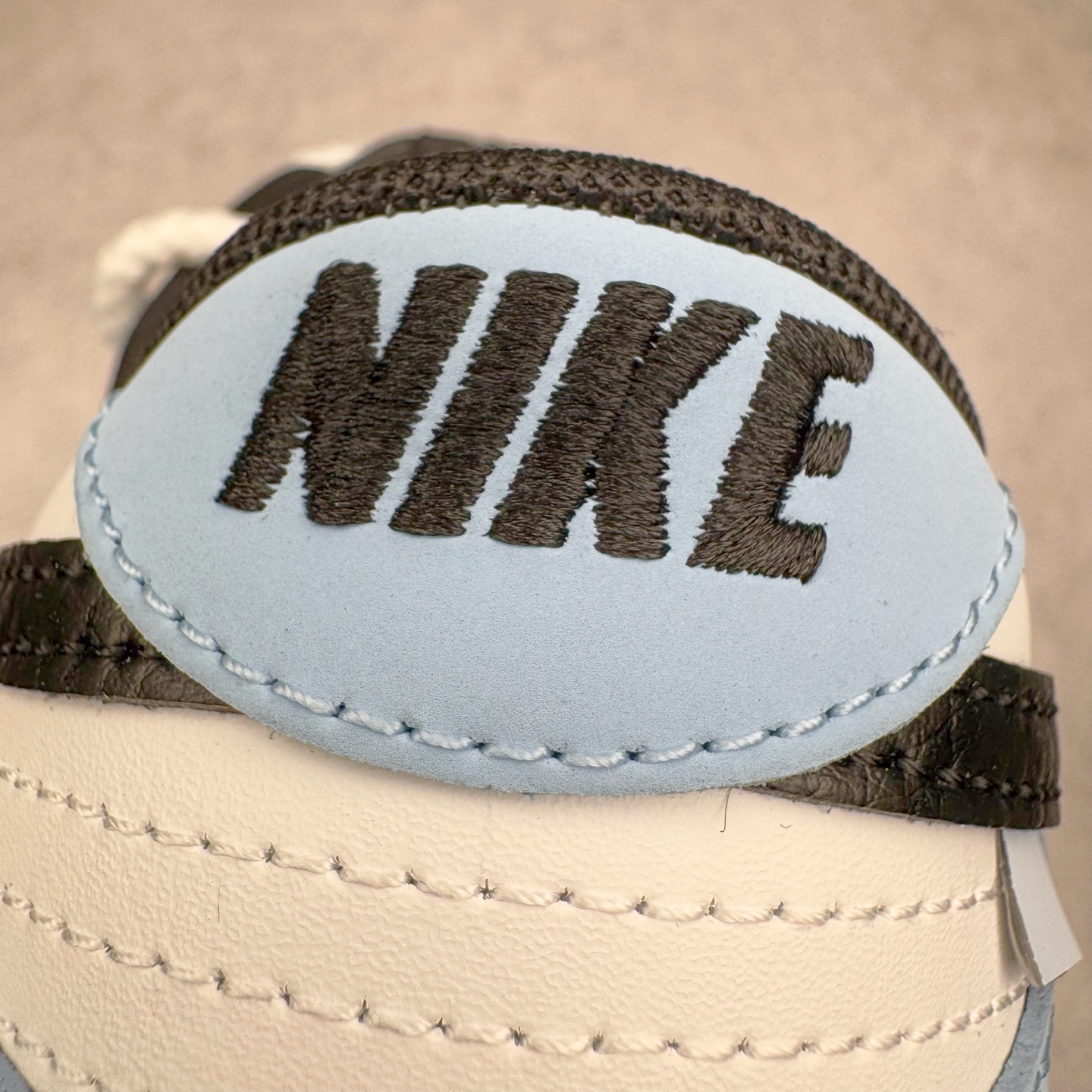 图片[10]-＃YC纯原 NK Dunk Low 逍遥游 BB0620-113 此款鞋身采用浅蓝磨砂皮革与纯白覆面拼接，如破晓时天空与云层的交织。荔枝纹黑色Swoosh 以锐利弧线贯穿鞋侧，附以米白编织绑带打破常规构造，强化整体机能感。后套破碎感英文镌刻于鞋侧，低调宣告定制级身份，为潮流玩家保留专属辨识度。定制系列天花板 无原鞋不开发 全系列得物原鞋一比一校对开发 配色持续更新中 终端对接 优势输出 全套原厂楦头原纸板数据档案倾力打造 原汁原味莞产 极致还原 圈内最强针车工艺 高端零售指定版 广东原厂配套原盒原标 鞋盒分三个尺码段 原厂冲刀 超高清洁度 全鞋零毛边皮料切割 采用原厂百宏鞋带以及原厂百宏织唛舌标 内标可供原厂几率过验 进口原装条纹中底布 四线拉帮白色点胶 原厂拉帮手法遵循公司 原厂电绣 极致还原 尺码：36 36.5 37.5 38 38.5 39 40 40.5 41 42 42.5 43 44 44.5 45 46-选品中心