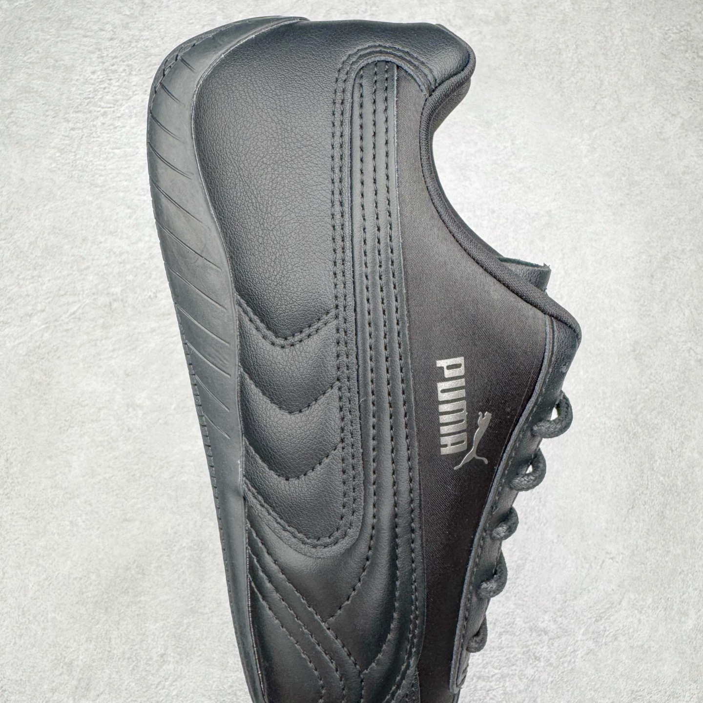 图片[6]-＃CS纯原 PUMA Speedca OG 彪马极速赛车系列低帮德训风拼接复古百搭休闲运动赛车鞋 鞋款从80、90年代赛车手所穿的防火赛车鞋为原型，鞋身线条模仿了赛车的流线廓形，体现了空气动力学原理的结构。简约流畅的外观，恰好又和贯穿其中的Formstrip Logo融合恰到好处，视觉上细节丰富且协调。本次Speedcat OG鞋款归来，最大看点自然式保留了窄版鞋型以及薄底构造。这两年各品牌鞋底越做越厚，Speedcat反其道而行之，上脚几乎无鞋底的效果带来耳目一新的视觉体验。鞋面依旧是以质感细腻的麂皮材质打造，并且大面积近乎全包裹的使用，复古味道也愈发浓烈。配色上更是将最原始的黑色和红色带回，向F1赛车队的标志性队服致敬。相信让各位一眼种草的更多是出挑的大红色，上脚即可瞬间点亮整体造型，在以球鞋为核心的OOTD中脱颖而出。而另一款黑色则是低调的万金油，彰显新潮个性的同时又不喧宾夺主，也是热爱简约系穿搭朋友的首选。 尺码：35.5 36 37 37.5 38 38.5 39 40 40.5 41 42 42.5 43 44 44.5 45-选品中心