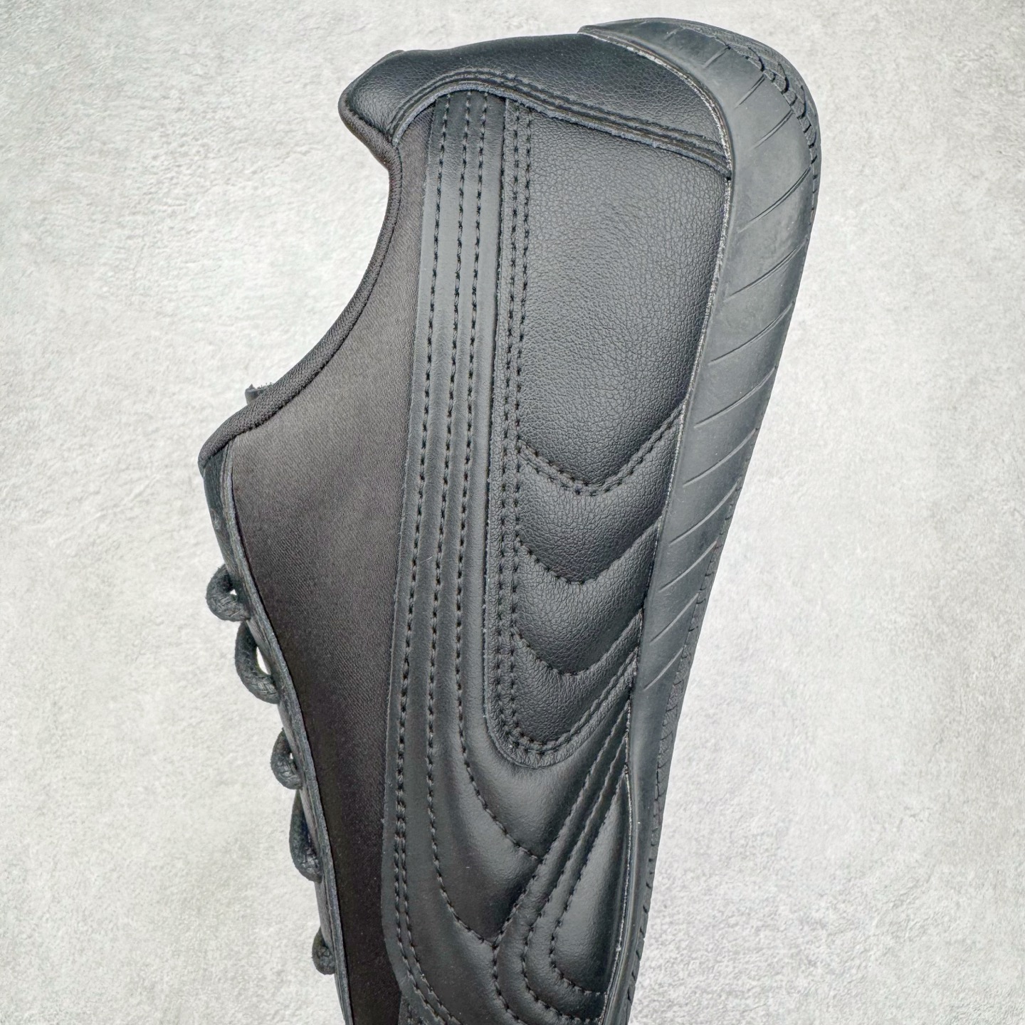 图片[7]-＃CS纯原 PUMA Speedca OG 彪马极速赛车系列低帮德训风拼接复古百搭休闲运动赛车鞋 鞋款从80、90年代赛车手所穿的防火赛车鞋为原型，鞋身线条模仿了赛车的流线廓形，体现了空气动力学原理的结构。简约流畅的外观，恰好又和贯穿其中的Formstrip Logo融合恰到好处，视觉上细节丰富且协调。本次Speedcat OG鞋款归来，最大看点自然式保留了窄版鞋型以及薄底构造。这两年各品牌鞋底越做越厚，Speedcat反其道而行之，上脚几乎无鞋底的效果带来耳目一新的视觉体验。鞋面依旧是以质感细腻的麂皮材质打造，并且大面积近乎全包裹的使用，复古味道也愈发浓烈。配色上更是将最原始的黑色和红色带回，向F1赛车队的标志性队服致敬。相信让各位一眼种草的更多是出挑的大红色，上脚即可瞬间点亮整体造型，在以球鞋为核心的OOTD中脱颖而出。而另一款黑色则是低调的万金油，彰显新潮个性的同时又不喧宾夺主，也是热爱简约系穿搭朋友的首选。 尺码：35.5 36 37 37.5 38 38.5 39 40 40.5 41 42 42.5 43 44 44.5 45-选品中心