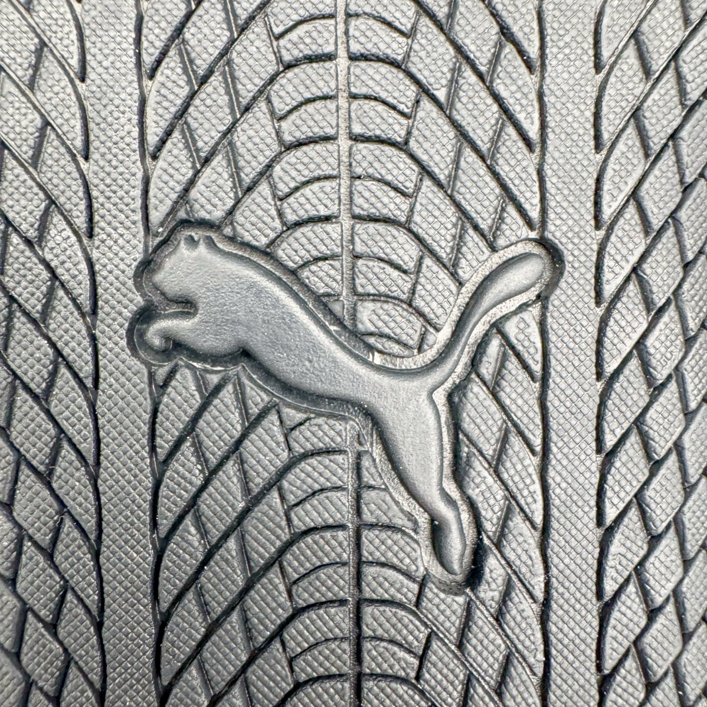 图片[10]-＃CS纯原 PUMA Speedca OG 彪马极速赛车系列低帮德训风拼接复古百搭休闲运动赛车鞋 鞋款从80、90年代赛车手所穿的防火赛车鞋为原型，鞋身线条模仿了赛车的流线廓形，体现了空气动力学原理的结构。简约流畅的外观，恰好又和贯穿其中的Formstrip Logo融合恰到好处，视觉上细节丰富且协调。本次Speedcat OG鞋款归来，最大看点自然式保留了窄版鞋型以及薄底构造。这两年各品牌鞋底越做越厚，Speedcat反其道而行之，上脚几乎无鞋底的效果带来耳目一新的视觉体验。鞋面依旧是以质感细腻的麂皮材质打造，并且大面积近乎全包裹的使用，复古味道也愈发浓烈。配色上更是将最原始的黑色和红色带回，向F1赛车队的标志性队服致敬。相信让各位一眼种草的更多是出挑的大红色，上脚即可瞬间点亮整体造型，在以球鞋为核心的OOTD中脱颖而出。而另一款黑色则是低调的万金油，彰显新潮个性的同时又不喧宾夺主，也是热爱简约系穿搭朋友的首选。 尺码：35.5 36 37 37.5 38 38.5 39 40 40.5 41 42 42.5 43 44 44.5 45-选品中心