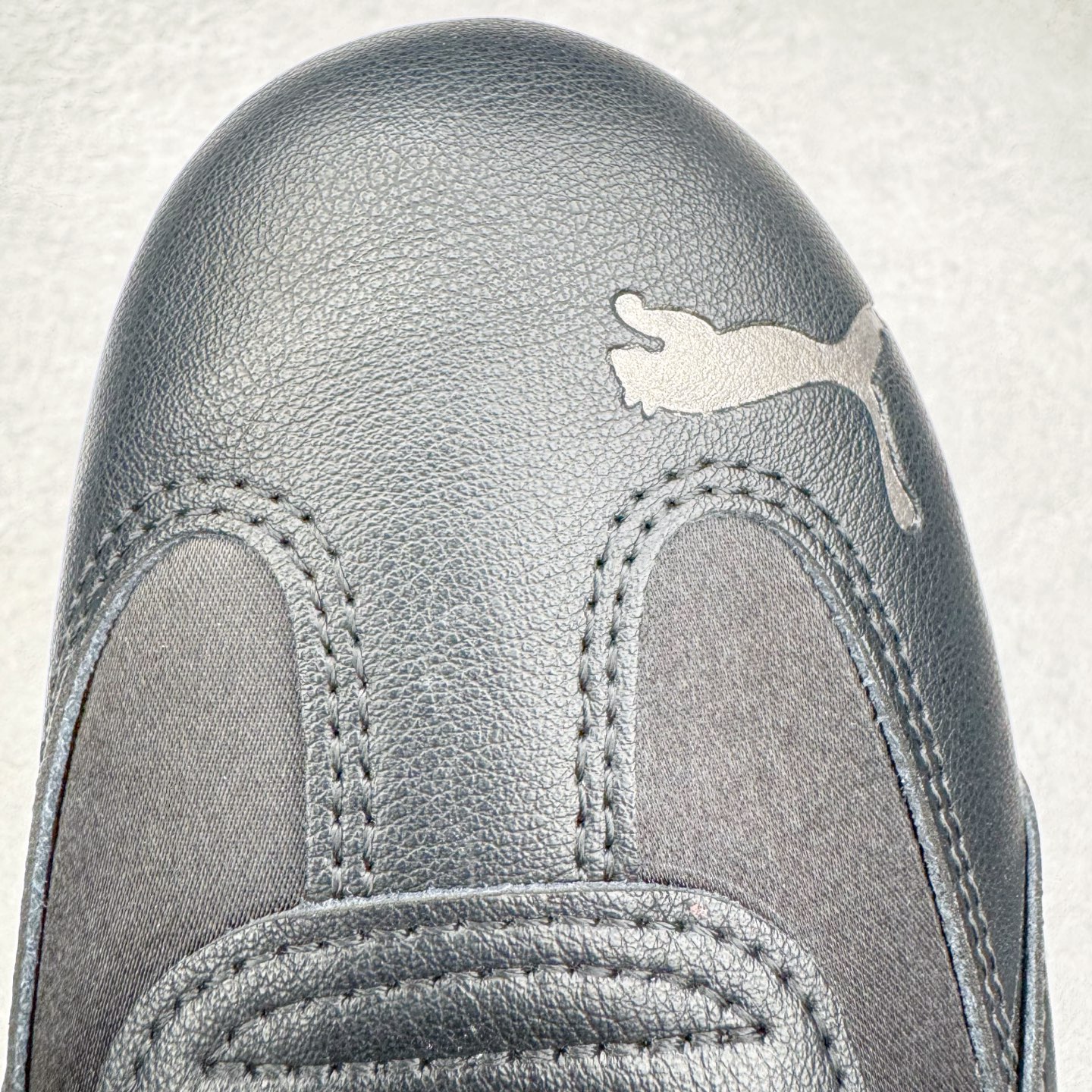 图片[15]-＃CS纯原 PUMA Speedca OG 彪马极速赛车系列低帮德训风拼接复古百搭休闲运动赛车鞋 鞋款从80、90年代赛车手所穿的防火赛车鞋为原型，鞋身线条模仿了赛车的流线廓形，体现了空气动力学原理的结构。简约流畅的外观，恰好又和贯穿其中的Formstrip Logo融合恰到好处，视觉上细节丰富且协调。本次Speedcat OG鞋款归来，最大看点自然式保留了窄版鞋型以及薄底构造。这两年各品牌鞋底越做越厚，Speedcat反其道而行之，上脚几乎无鞋底的效果带来耳目一新的视觉体验。鞋面依旧是以质感细腻的麂皮材质打造，并且大面积近乎全包裹的使用，复古味道也愈发浓烈。配色上更是将最原始的黑色和红色带回，向F1赛车队的标志性队服致敬。相信让各位一眼种草的更多是出挑的大红色，上脚即可瞬间点亮整体造型，在以球鞋为核心的OOTD中脱颖而出。而另一款黑色则是低调的万金油，彰显新潮个性的同时又不喧宾夺主，也是热爱简约系穿搭朋友的首选。 尺码：35.5 36 37 37.5 38 38.5 39 40 40.5 41 42 42.5 43 44 44.5 45-选品中心