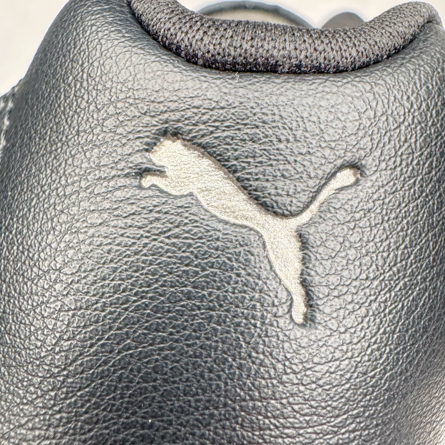 图片[12]-＃CS纯原 PUMA Speedca OG 彪马极速赛车系列低帮德训风拼接复古百搭休闲运动赛车鞋 鞋款从80、90年代赛车手所穿的防火赛车鞋为原型，鞋身线条模仿了赛车的流线廓形，体现了空气动力学原理的结构。简约流畅的外观，恰好又和贯穿其中的Formstrip Logo融合恰到好处，视觉上细节丰富且协调。本次Speedcat OG鞋款归来，最大看点自然式保留了窄版鞋型以及薄底构造。这两年各品牌鞋底越做越厚，Speedcat反其道而行之，上脚几乎无鞋底的效果带来耳目一新的视觉体验。鞋面依旧是以质感细腻的麂皮材质打造，并且大面积近乎全包裹的使用，复古味道也愈发浓烈。配色上更是将最原始的黑色和红色带回，向F1赛车队的标志性队服致敬。相信让各位一眼种草的更多是出挑的大红色，上脚即可瞬间点亮整体造型，在以球鞋为核心的OOTD中脱颖而出。而另一款黑色则是低调的万金油，彰显新潮个性的同时又不喧宾夺主，也是热爱简约系穿搭朋友的首选。 尺码：35.5 36 37 37.5 38 38.5 39 40 40.5 41 42 42.5 43 44 44.5 45-选品中心