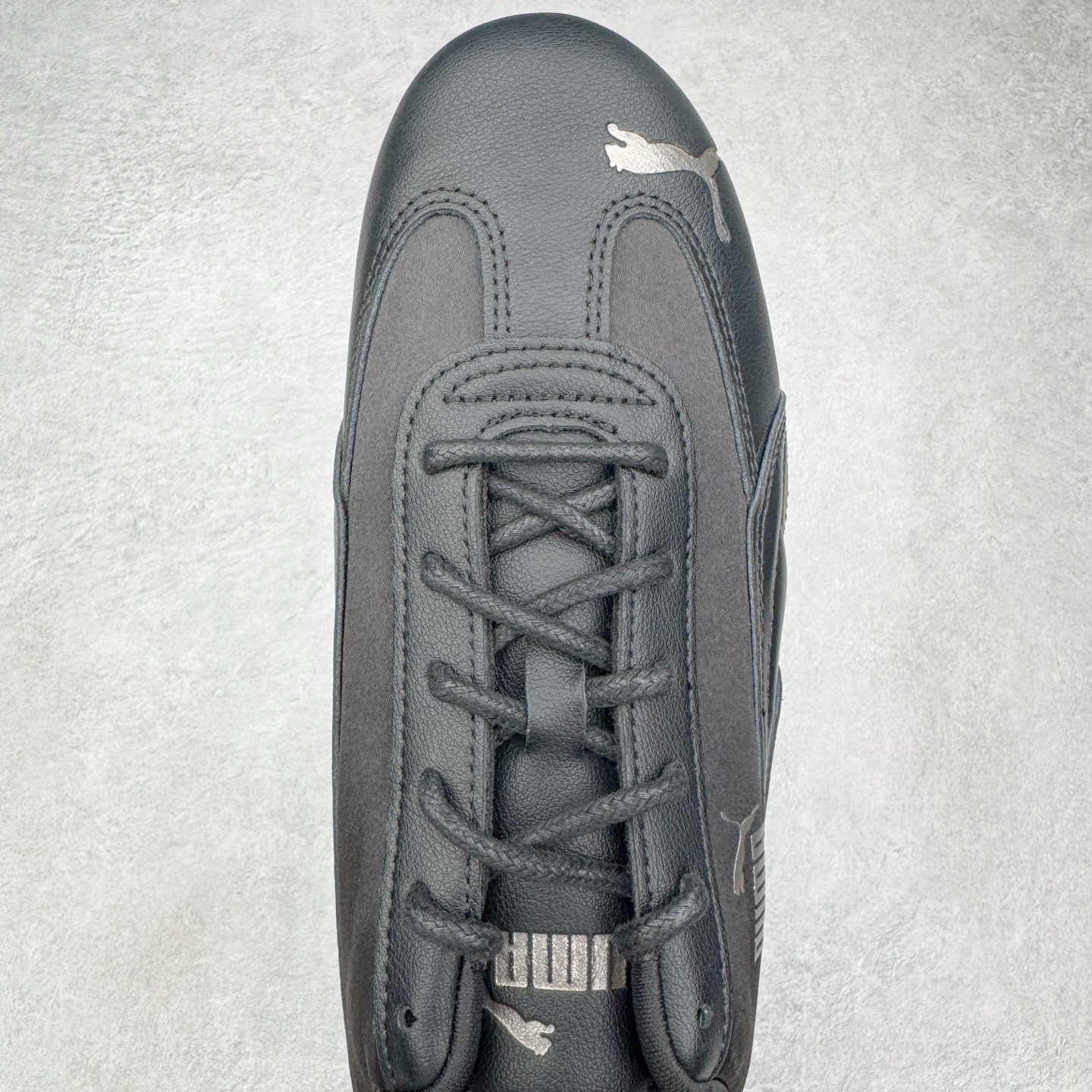 图片[4]-＃CS纯原 PUMA Speedca OG 彪马极速赛车系列低帮德训风拼接复古百搭休闲运动赛车鞋 鞋款从80、90年代赛车手所穿的防火赛车鞋为原型，鞋身线条模仿了赛车的流线廓形，体现了空气动力学原理的结构。简约流畅的外观，恰好又和贯穿其中的Formstrip Logo融合恰到好处，视觉上细节丰富且协调。本次Speedcat OG鞋款归来，最大看点自然式保留了窄版鞋型以及薄底构造。这两年各品牌鞋底越做越厚，Speedcat反其道而行之，上脚几乎无鞋底的效果带来耳目一新的视觉体验。鞋面依旧是以质感细腻的麂皮材质打造，并且大面积近乎全包裹的使用，复古味道也愈发浓烈。配色上更是将最原始的黑色和红色带回，向F1赛车队的标志性队服致敬。相信让各位一眼种草的更多是出挑的大红色，上脚即可瞬间点亮整体造型，在以球鞋为核心的OOTD中脱颖而出。而另一款黑色则是低调的万金油，彰显新潮个性的同时又不喧宾夺主，也是热爱简约系穿搭朋友的首选。 尺码：35.5 36 37 37.5 38 38.5 39 40 40.5 41 42 42.5 43 44 44.5 45-选品中心