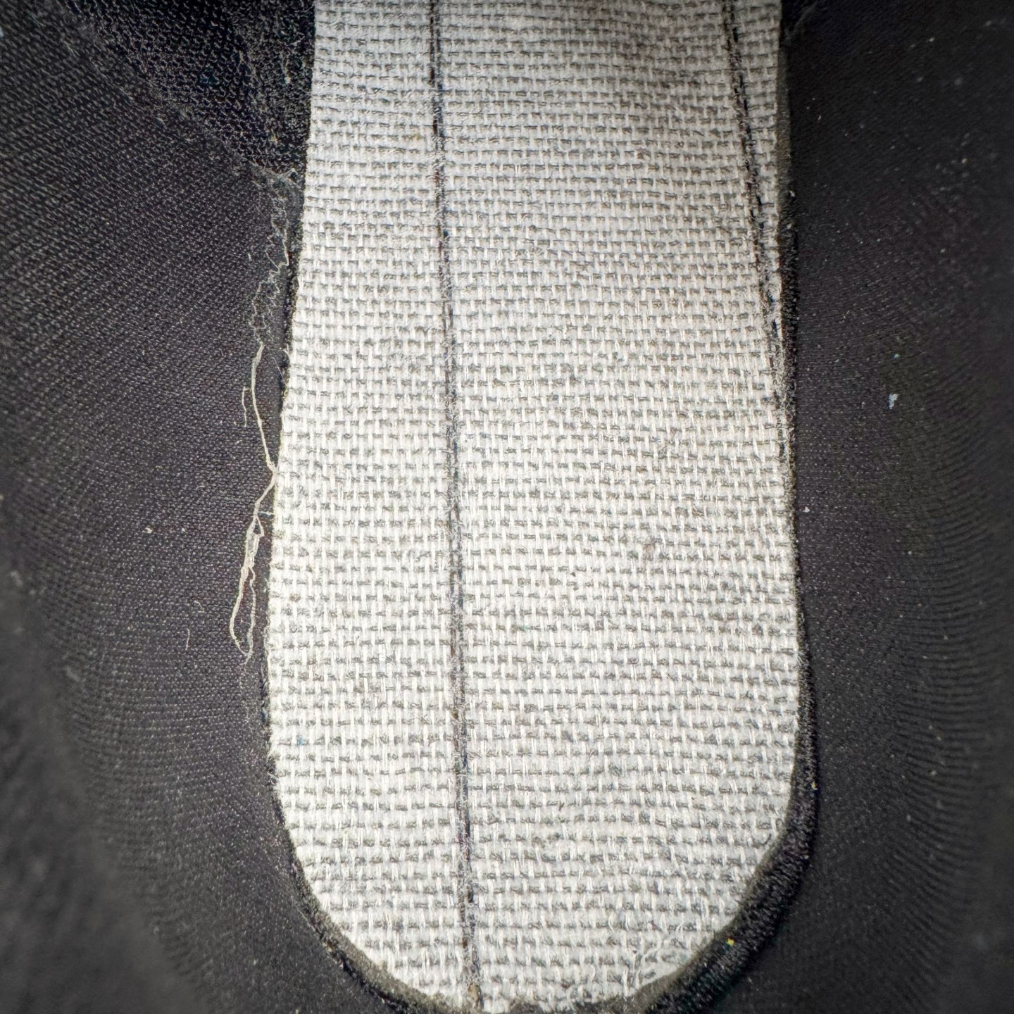 图片[11]-＃CS纯原 PUMA Speedca OG 彪马极速赛车系列低帮德训风拼接复古百搭休闲运动赛车鞋 鞋款从80、90年代赛车手所穿的防火赛车鞋为原型，鞋身线条模仿了赛车的流线廓形，体现了空气动力学原理的结构。简约流畅的外观，恰好又和贯穿其中的Formstrip Logo融合恰到好处，视觉上细节丰富且协调。本次Speedcat OG鞋款归来，最大看点自然式保留了窄版鞋型以及薄底构造。这两年各品牌鞋底越做越厚，Speedcat反其道而行之，上脚几乎无鞋底的效果带来耳目一新的视觉体验。鞋面依旧是以质感细腻的麂皮材质打造，并且大面积近乎全包裹的使用，复古味道也愈发浓烈。配色上更是将最原始的黑色和红色带回，向F1赛车队的标志性队服致敬。相信让各位一眼种草的更多是出挑的大红色，上脚即可瞬间点亮整体造型，在以球鞋为核心的OOTD中脱颖而出。而另一款黑色则是低调的万金油，彰显新潮个性的同时又不喧宾夺主，也是热爱简约系穿搭朋友的首选。 尺码：35.5 36 37 37.5 38 38.5 39 40 40.5 41 42 42.5 43 44 44.5 45-选品中心