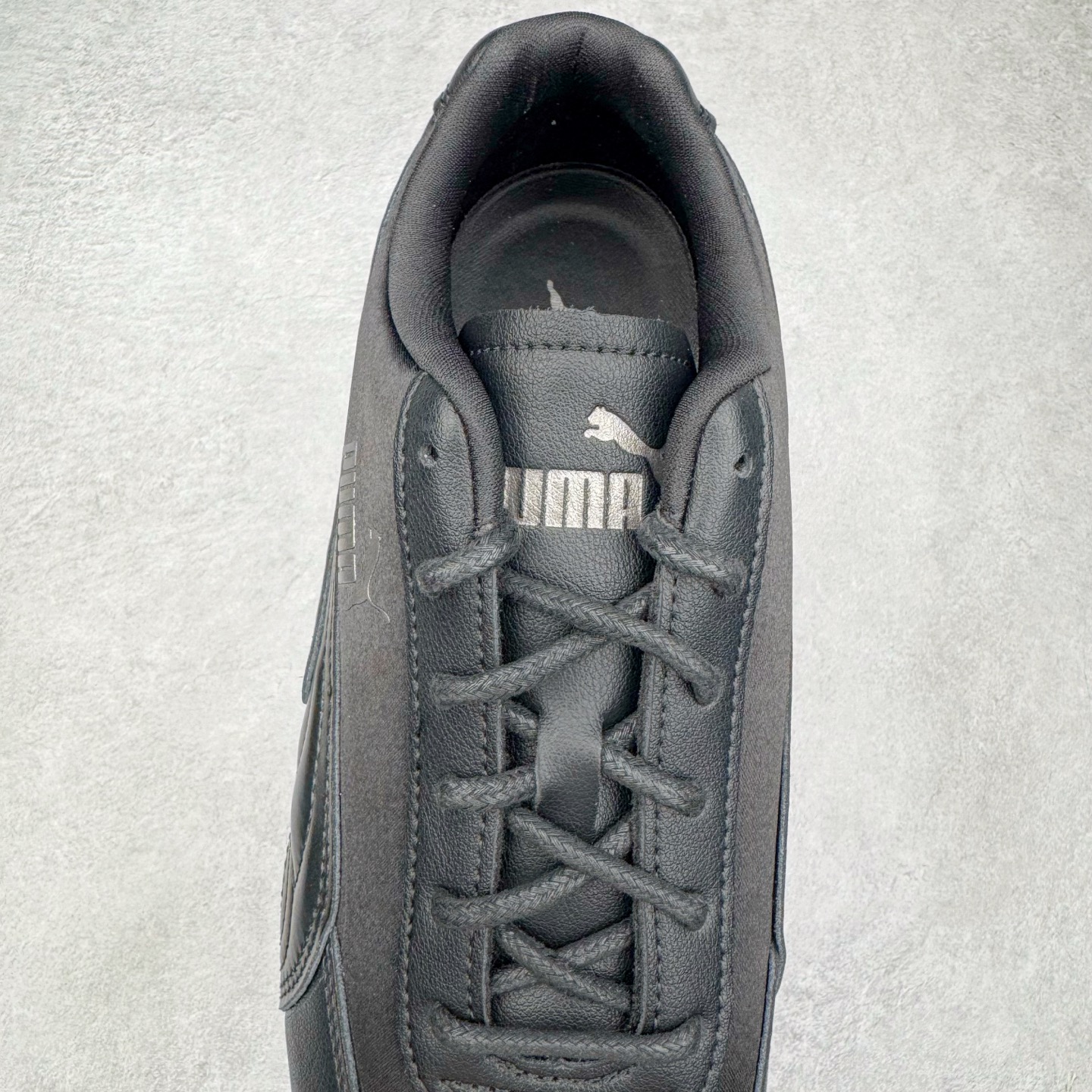 图片[5]-＃CS纯原 PUMA Speedca OG 彪马极速赛车系列低帮德训风拼接复古百搭休闲运动赛车鞋 鞋款从80、90年代赛车手所穿的防火赛车鞋为原型，鞋身线条模仿了赛车的流线廓形，体现了空气动力学原理的结构。简约流畅的外观，恰好又和贯穿其中的Formstrip Logo融合恰到好处，视觉上细节丰富且协调。本次Speedcat OG鞋款归来，最大看点自然式保留了窄版鞋型以及薄底构造。这两年各品牌鞋底越做越厚，Speedcat反其道而行之，上脚几乎无鞋底的效果带来耳目一新的视觉体验。鞋面依旧是以质感细腻的麂皮材质打造，并且大面积近乎全包裹的使用，复古味道也愈发浓烈。配色上更是将最原始的黑色和红色带回，向F1赛车队的标志性队服致敬。相信让各位一眼种草的更多是出挑的大红色，上脚即可瞬间点亮整体造型，在以球鞋为核心的OOTD中脱颖而出。而另一款黑色则是低调的万金油，彰显新潮个性的同时又不喧宾夺主，也是热爱简约系穿搭朋友的首选。 尺码：35.5 36 37 37.5 38 38.5 39 40 40.5 41 42 42.5 43 44 44.5 45-选品中心