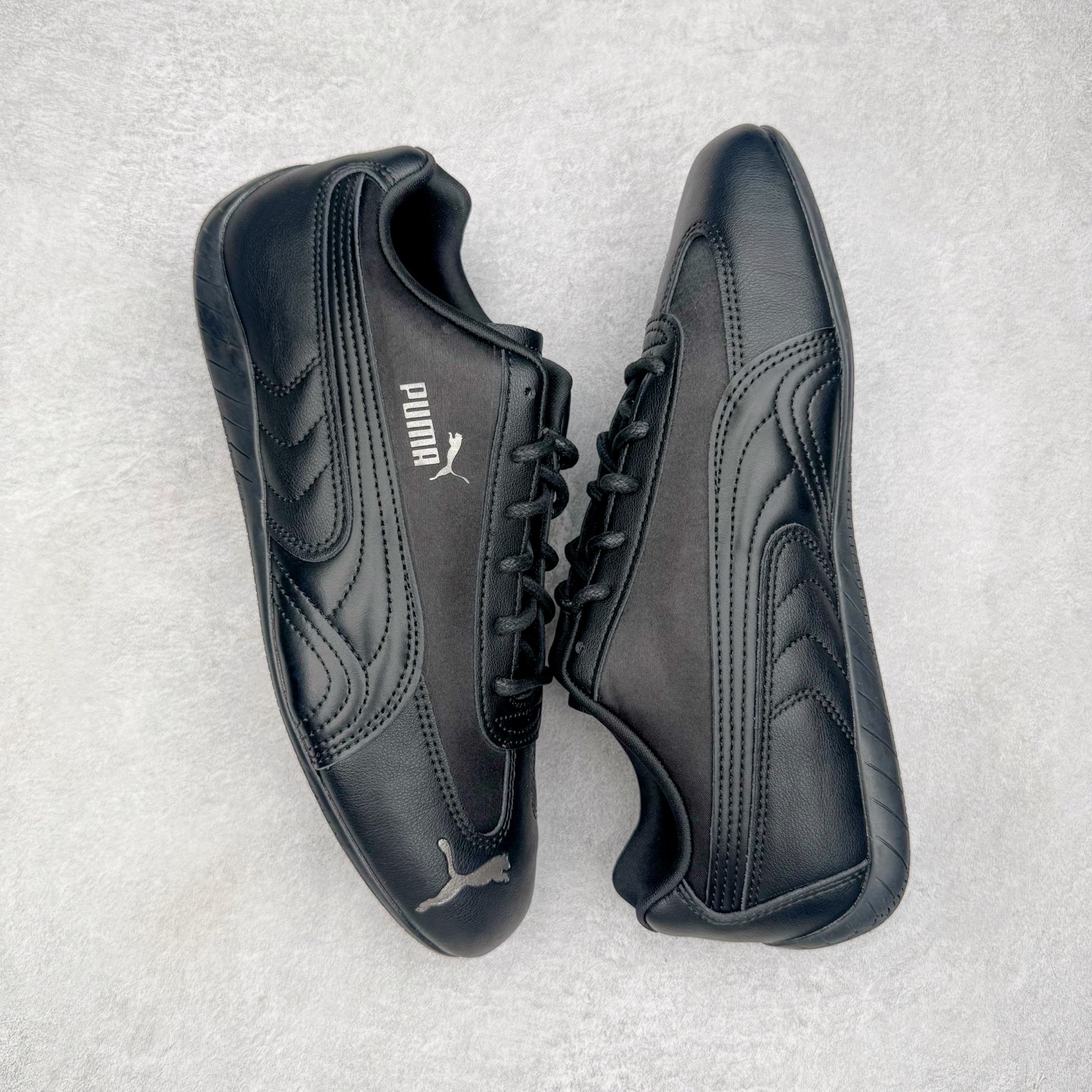 图片[3]-＃CS纯原 PUMA Speedca OG 彪马极速赛车系列低帮德训风拼接复古百搭休闲运动赛车鞋 鞋款从80、90年代赛车手所穿的防火赛车鞋为原型，鞋身线条模仿了赛车的流线廓形，体现了空气动力学原理的结构。简约流畅的外观，恰好又和贯穿其中的Formstrip Logo融合恰到好处，视觉上细节丰富且协调。本次Speedcat OG鞋款归来，最大看点自然式保留了窄版鞋型以及薄底构造。这两年各品牌鞋底越做越厚，Speedcat反其道而行之，上脚几乎无鞋底的效果带来耳目一新的视觉体验。鞋面依旧是以质感细腻的麂皮材质打造，并且大面积近乎全包裹的使用，复古味道也愈发浓烈。配色上更是将最原始的黑色和红色带回，向F1赛车队的标志性队服致敬。相信让各位一眼种草的更多是出挑的大红色，上脚即可瞬间点亮整体造型，在以球鞋为核心的OOTD中脱颖而出。而另一款黑色则是低调的万金油，彰显新潮个性的同时又不喧宾夺主，也是热爱简约系穿搭朋友的首选。 尺码：35.5 36 37 37.5 38 38.5 39 40 40.5 41 42 42.5 43 44 44.5 45-选品中心