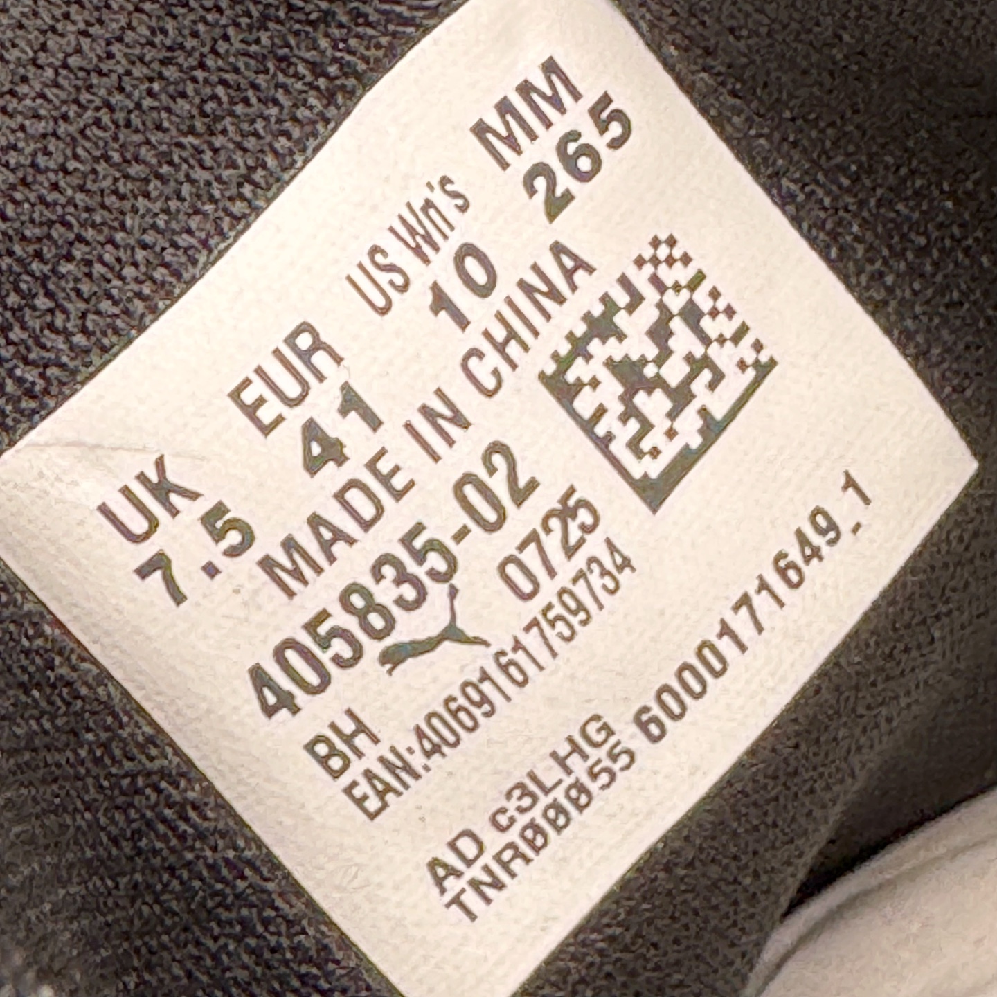 图片[14]-＃CS纯原 PUMA Speedca OG 彪马极速赛车系列低帮德训风拼接复古百搭休闲运动赛车鞋 鞋款从80、90年代赛车手所穿的防火赛车鞋为原型，鞋身线条模仿了赛车的流线廓形，体现了空气动力学原理的结构。简约流畅的外观，恰好又和贯穿其中的Formstrip Logo融合恰到好处，视觉上细节丰富且协调。本次Speedcat OG鞋款归来，最大看点自然式保留了窄版鞋型以及薄底构造。这两年各品牌鞋底越做越厚，Speedcat反其道而行之，上脚几乎无鞋底的效果带来耳目一新的视觉体验。鞋面依旧是以质感细腻的麂皮材质打造，并且大面积近乎全包裹的使用，复古味道也愈发浓烈。配色上更是将最原始的黑色和红色带回，向F1赛车队的标志性队服致敬。相信让各位一眼种草的更多是出挑的大红色，上脚即可瞬间点亮整体造型，在以球鞋为核心的OOTD中脱颖而出。而另一款黑色则是低调的万金油，彰显新潮个性的同时又不喧宾夺主，也是热爱简约系穿搭朋友的首选。 尺码：35.5 36 37 37.5 38 38.5 39 40 40.5 41 42 42.5 43 44 44.5 45-选品中心