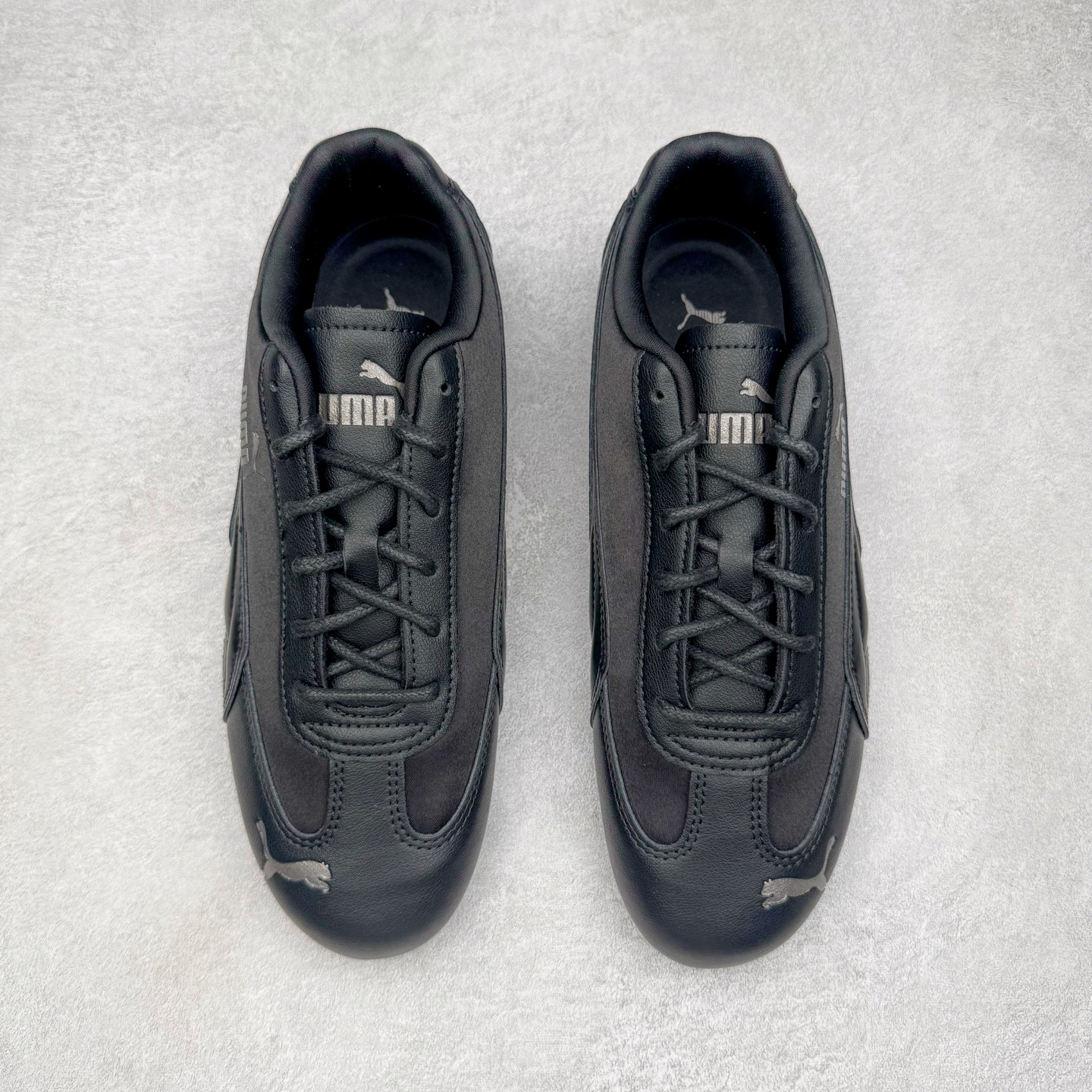 图片[2]-＃CS纯原 PUMA Speedca OG 彪马极速赛车系列低帮德训风拼接复古百搭休闲运动赛车鞋 鞋款从80、90年代赛车手所穿的防火赛车鞋为原型，鞋身线条模仿了赛车的流线廓形，体现了空气动力学原理的结构。简约流畅的外观，恰好又和贯穿其中的Formstrip Logo融合恰到好处，视觉上细节丰富且协调。本次Speedcat OG鞋款归来，最大看点自然式保留了窄版鞋型以及薄底构造。这两年各品牌鞋底越做越厚，Speedcat反其道而行之，上脚几乎无鞋底的效果带来耳目一新的视觉体验。鞋面依旧是以质感细腻的麂皮材质打造，并且大面积近乎全包裹的使用，复古味道也愈发浓烈。配色上更是将最原始的黑色和红色带回，向F1赛车队的标志性队服致敬。相信让各位一眼种草的更多是出挑的大红色，上脚即可瞬间点亮整体造型，在以球鞋为核心的OOTD中脱颖而出。而另一款黑色则是低调的万金油，彰显新潮个性的同时又不喧宾夺主，也是热爱简约系穿搭朋友的首选。 尺码：35.5 36 37 37.5 38 38.5 39 40 40.5 41 42 42.5 43 44 44.5 45-选品中心