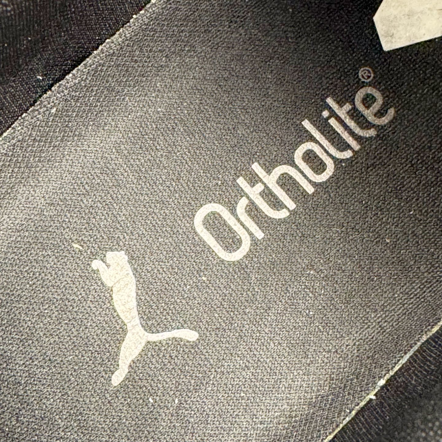 图片[13]-＃CS纯原 PUMA Speedca OG 彪马极速赛车系列低帮德训风拼接复古百搭休闲运动赛车鞋 鞋款从80、90年代赛车手所穿的防火赛车鞋为原型，鞋身线条模仿了赛车的流线廓形，体现了空气动力学原理的结构。简约流畅的外观，恰好又和贯穿其中的Formstrip Logo融合恰到好处，视觉上细节丰富且协调。本次Speedcat OG鞋款归来，最大看点自然式保留了窄版鞋型以及薄底构造。这两年各品牌鞋底越做越厚，Speedcat反其道而行之，上脚几乎无鞋底的效果带来耳目一新的视觉体验。鞋面依旧是以质感细腻的麂皮材质打造，并且大面积近乎全包裹的使用，复古味道也愈发浓烈。配色上更是将最原始的黑色和红色带回，向F1赛车队的标志性队服致敬。相信让各位一眼种草的更多是出挑的大红色，上脚即可瞬间点亮整体造型，在以球鞋为核心的OOTD中脱颖而出。而另一款黑色则是低调的万金油，彰显新潮个性的同时又不喧宾夺主，也是热爱简约系穿搭朋友的首选。 尺码：35.5 36 37 37.5 38 38.5 39 40 40.5 41 42 42.5 43 44 44.5 45-选品中心