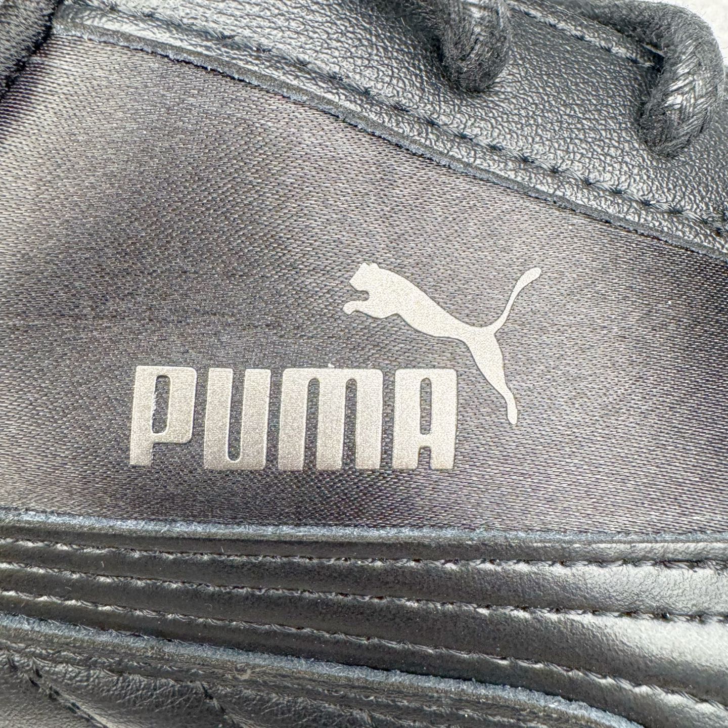 图片[17]-＃CS纯原 PUMA Speedca OG 彪马极速赛车系列低帮德训风拼接复古百搭休闲运动赛车鞋 鞋款从80、90年代赛车手所穿的防火赛车鞋为原型，鞋身线条模仿了赛车的流线廓形，体现了空气动力学原理的结构。简约流畅的外观，恰好又和贯穿其中的Formstrip Logo融合恰到好处，视觉上细节丰富且协调。本次Speedcat OG鞋款归来，最大看点自然式保留了窄版鞋型以及薄底构造。这两年各品牌鞋底越做越厚，Speedcat反其道而行之，上脚几乎无鞋底的效果带来耳目一新的视觉体验。鞋面依旧是以质感细腻的麂皮材质打造，并且大面积近乎全包裹的使用，复古味道也愈发浓烈。配色上更是将最原始的黑色和红色带回，向F1赛车队的标志性队服致敬。相信让各位一眼种草的更多是出挑的大红色，上脚即可瞬间点亮整体造型，在以球鞋为核心的OOTD中脱颖而出。而另一款黑色则是低调的万金油，彰显新潮个性的同时又不喧宾夺主，也是热爱简约系穿搭朋友的首选。 尺码：35.5 36 37 37.5 38 38.5 39 40 40.5 41 42 42.5 43 44 44.5 45-选品中心