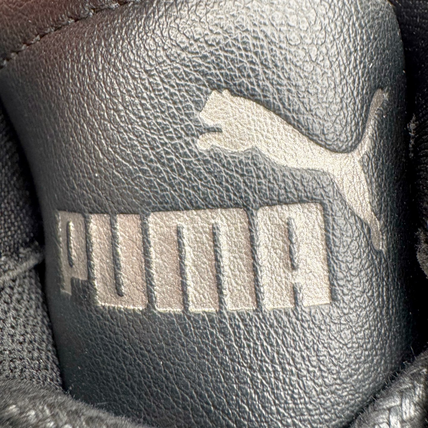 图片[20]-＃CS纯原 PUMA Speedca OG 彪马极速赛车系列低帮德训风拼接复古百搭休闲运动赛车鞋 鞋款从80、90年代赛车手所穿的防火赛车鞋为原型，鞋身线条模仿了赛车的流线廓形，体现了空气动力学原理的结构。简约流畅的外观，恰好又和贯穿其中的Formstrip Logo融合恰到好处，视觉上细节丰富且协调。本次Speedcat OG鞋款归来，最大看点自然式保留了窄版鞋型以及薄底构造。这两年各品牌鞋底越做越厚，Speedcat反其道而行之，上脚几乎无鞋底的效果带来耳目一新的视觉体验。鞋面依旧是以质感细腻的麂皮材质打造，并且大面积近乎全包裹的使用，复古味道也愈发浓烈。配色上更是将最原始的黑色和红色带回，向F1赛车队的标志性队服致敬。相信让各位一眼种草的更多是出挑的大红色，上脚即可瞬间点亮整体造型，在以球鞋为核心的OOTD中脱颖而出。而另一款黑色则是低调的万金油，彰显新潮个性的同时又不喧宾夺主，也是热爱简约系穿搭朋友的首选。 尺码：35.5 36 37 37.5 38 38.5 39 40 40.5 41 42 42.5 43 44 44.5 45-选品中心