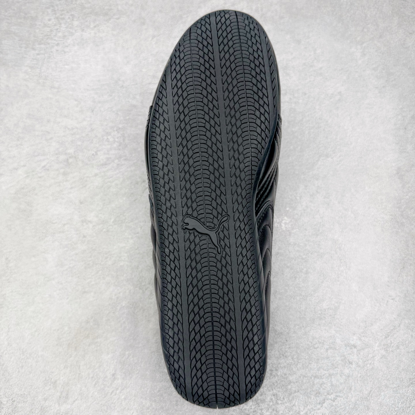 图片[9]-＃CS纯原 PUMA Speedca OG 彪马极速赛车系列低帮德训风拼接复古百搭休闲运动赛车鞋 鞋款从80、90年代赛车手所穿的防火赛车鞋为原型，鞋身线条模仿了赛车的流线廓形，体现了空气动力学原理的结构。简约流畅的外观，恰好又和贯穿其中的Formstrip Logo融合恰到好处，视觉上细节丰富且协调。本次Speedcat OG鞋款归来，最大看点自然式保留了窄版鞋型以及薄底构造。这两年各品牌鞋底越做越厚，Speedcat反其道而行之，上脚几乎无鞋底的效果带来耳目一新的视觉体验。鞋面依旧是以质感细腻的麂皮材质打造，并且大面积近乎全包裹的使用，复古味道也愈发浓烈。配色上更是将最原始的黑色和红色带回，向F1赛车队的标志性队服致敬。相信让各位一眼种草的更多是出挑的大红色，上脚即可瞬间点亮整体造型，在以球鞋为核心的OOTD中脱颖而出。而另一款黑色则是低调的万金油，彰显新潮个性的同时又不喧宾夺主，也是热爱简约系穿搭朋友的首选。 尺码：35.5 36 37 37.5 38 38.5 39 40 40.5 41 42 42.5 43 44 44.5 45-选品中心