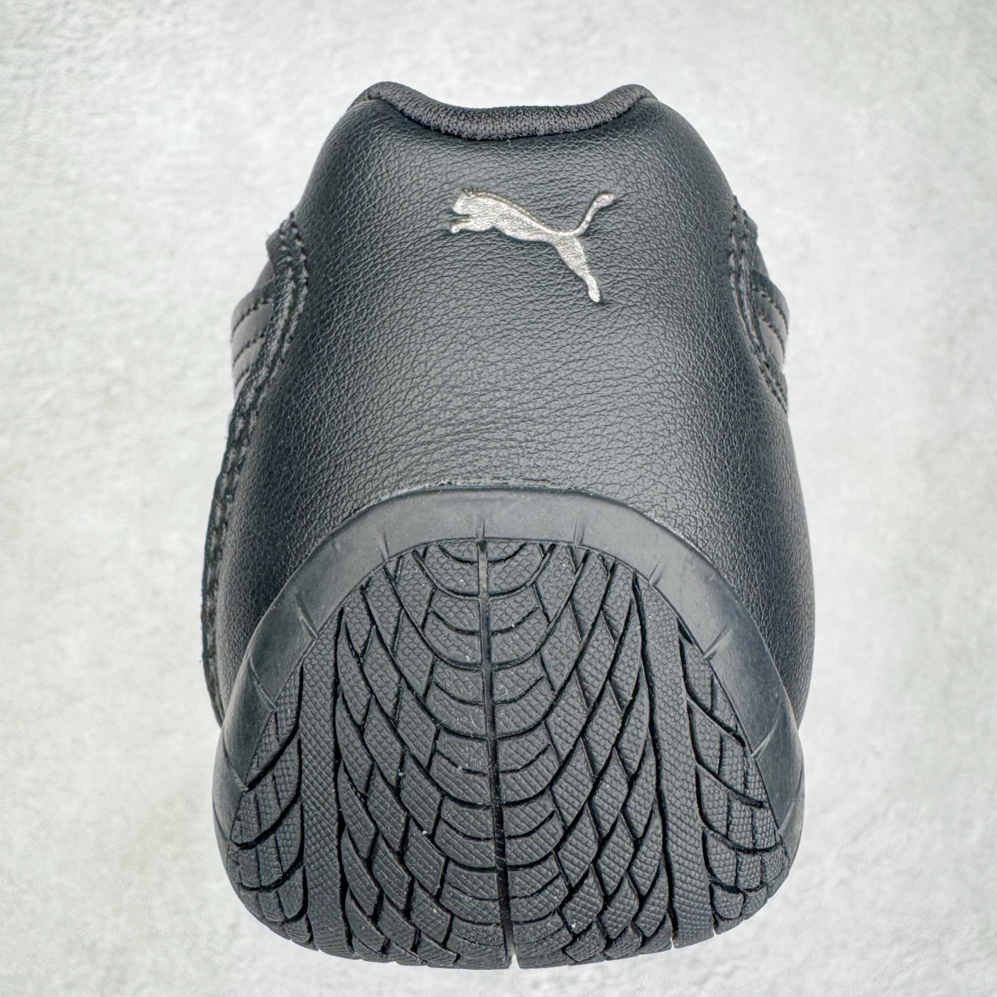 图片[8]-＃CS纯原 PUMA Speedca OG 彪马极速赛车系列低帮德训风拼接复古百搭休闲运动赛车鞋 鞋款从80、90年代赛车手所穿的防火赛车鞋为原型，鞋身线条模仿了赛车的流线廓形，体现了空气动力学原理的结构。简约流畅的外观，恰好又和贯穿其中的Formstrip Logo融合恰到好处，视觉上细节丰富且协调。本次Speedcat OG鞋款归来，最大看点自然式保留了窄版鞋型以及薄底构造。这两年各品牌鞋底越做越厚，Speedcat反其道而行之，上脚几乎无鞋底的效果带来耳目一新的视觉体验。鞋面依旧是以质感细腻的麂皮材质打造，并且大面积近乎全包裹的使用，复古味道也愈发浓烈。配色上更是将最原始的黑色和红色带回，向F1赛车队的标志性队服致敬。相信让各位一眼种草的更多是出挑的大红色，上脚即可瞬间点亮整体造型，在以球鞋为核心的OOTD中脱颖而出。而另一款黑色则是低调的万金油，彰显新潮个性的同时又不喧宾夺主，也是热爱简约系穿搭朋友的首选。 尺码：35.5 36 37 37.5 38 38.5 39 40 40.5 41 42 42.5 43 44 44.5 45-选品中心