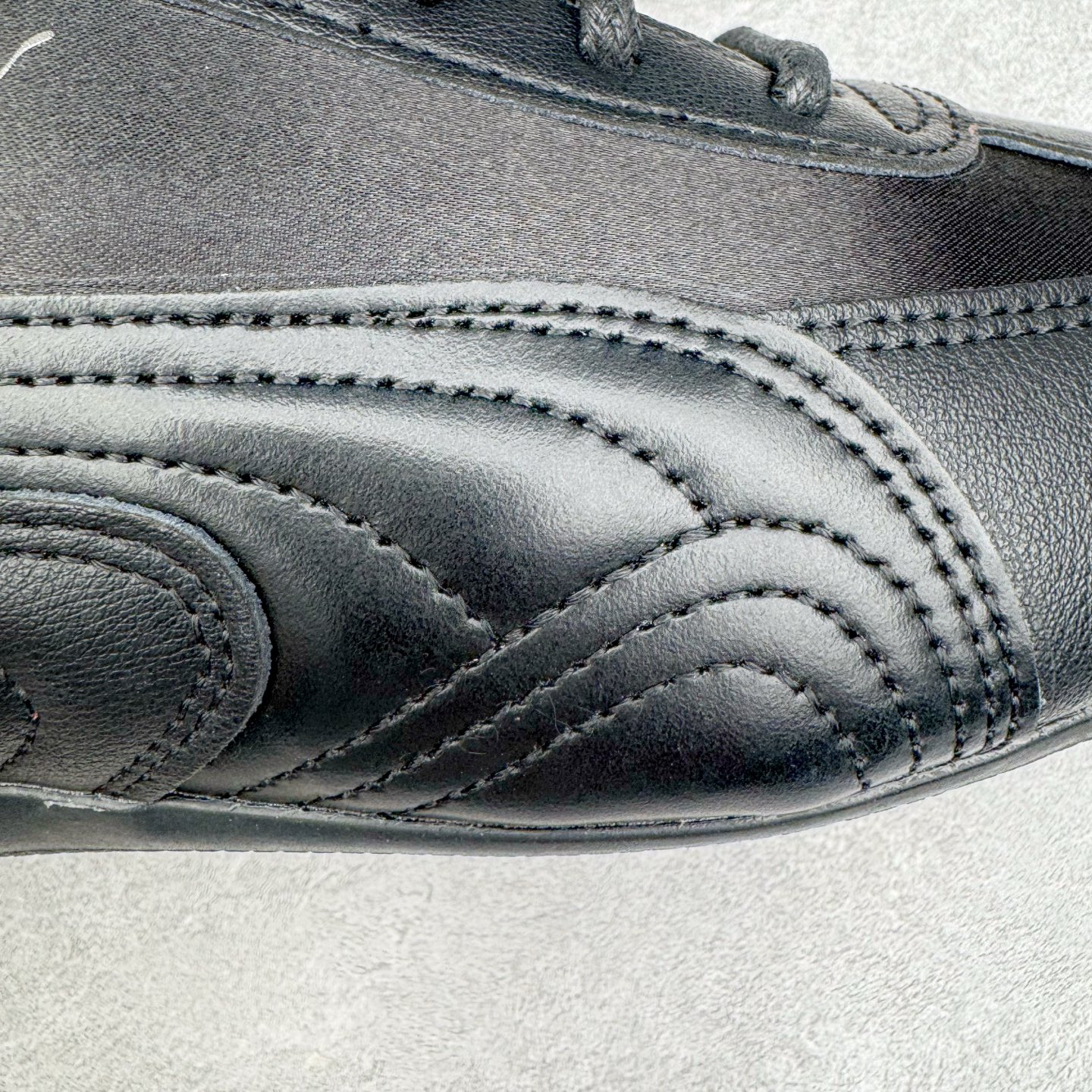 图片[18]-＃CS纯原 PUMA Speedca OG 彪马极速赛车系列低帮德训风拼接复古百搭休闲运动赛车鞋 鞋款从80、90年代赛车手所穿的防火赛车鞋为原型，鞋身线条模仿了赛车的流线廓形，体现了空气动力学原理的结构。简约流畅的外观，恰好又和贯穿其中的Formstrip Logo融合恰到好处，视觉上细节丰富且协调。本次Speedcat OG鞋款归来，最大看点自然式保留了窄版鞋型以及薄底构造。这两年各品牌鞋底越做越厚，Speedcat反其道而行之，上脚几乎无鞋底的效果带来耳目一新的视觉体验。鞋面依旧是以质感细腻的麂皮材质打造，并且大面积近乎全包裹的使用，复古味道也愈发浓烈。配色上更是将最原始的黑色和红色带回，向F1赛车队的标志性队服致敬。相信让各位一眼种草的更多是出挑的大红色，上脚即可瞬间点亮整体造型，在以球鞋为核心的OOTD中脱颖而出。而另一款黑色则是低调的万金油，彰显新潮个性的同时又不喧宾夺主，也是热爱简约系穿搭朋友的首选。 尺码：35.5 36 37 37.5 38 38.5 39 40 40.5 41 42 42.5 43 44 44.5 45-选品中心