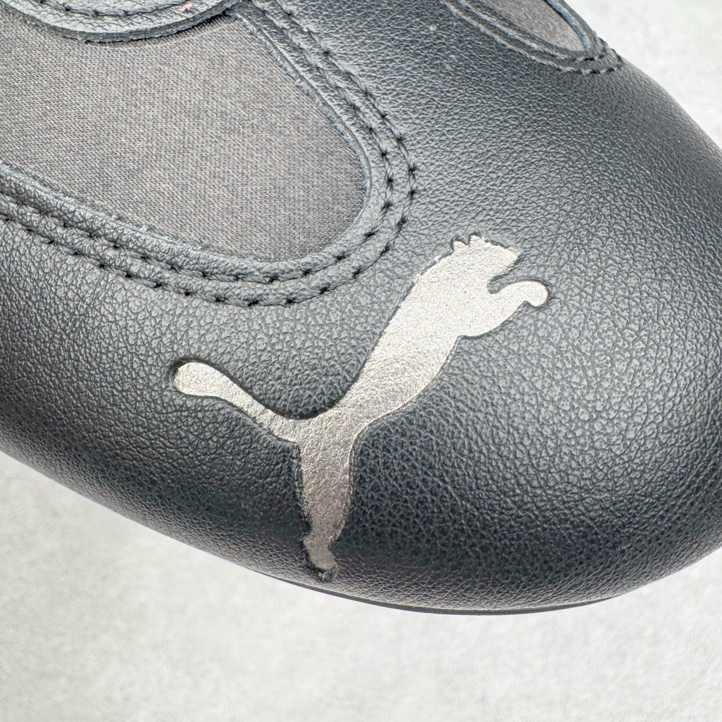 图片[19]-＃CS纯原 PUMA Speedca OG 彪马极速赛车系列低帮德训风拼接复古百搭休闲运动赛车鞋 鞋款从80、90年代赛车手所穿的防火赛车鞋为原型，鞋身线条模仿了赛车的流线廓形，体现了空气动力学原理的结构。简约流畅的外观，恰好又和贯穿其中的Formstrip Logo融合恰到好处，视觉上细节丰富且协调。本次Speedcat OG鞋款归来，最大看点自然式保留了窄版鞋型以及薄底构造。这两年各品牌鞋底越做越厚，Speedcat反其道而行之，上脚几乎无鞋底的效果带来耳目一新的视觉体验。鞋面依旧是以质感细腻的麂皮材质打造，并且大面积近乎全包裹的使用，复古味道也愈发浓烈。配色上更是将最原始的黑色和红色带回，向F1赛车队的标志性队服致敬。相信让各位一眼种草的更多是出挑的大红色，上脚即可瞬间点亮整体造型，在以球鞋为核心的OOTD中脱颖而出。而另一款黑色则是低调的万金油，彰显新潮个性的同时又不喧宾夺主，也是热爱简约系穿搭朋友的首选。 尺码：35.5 36 37 37.5 38 38.5 39 40 40.5 41 42 42.5 43 44 44.5 45-选品中心