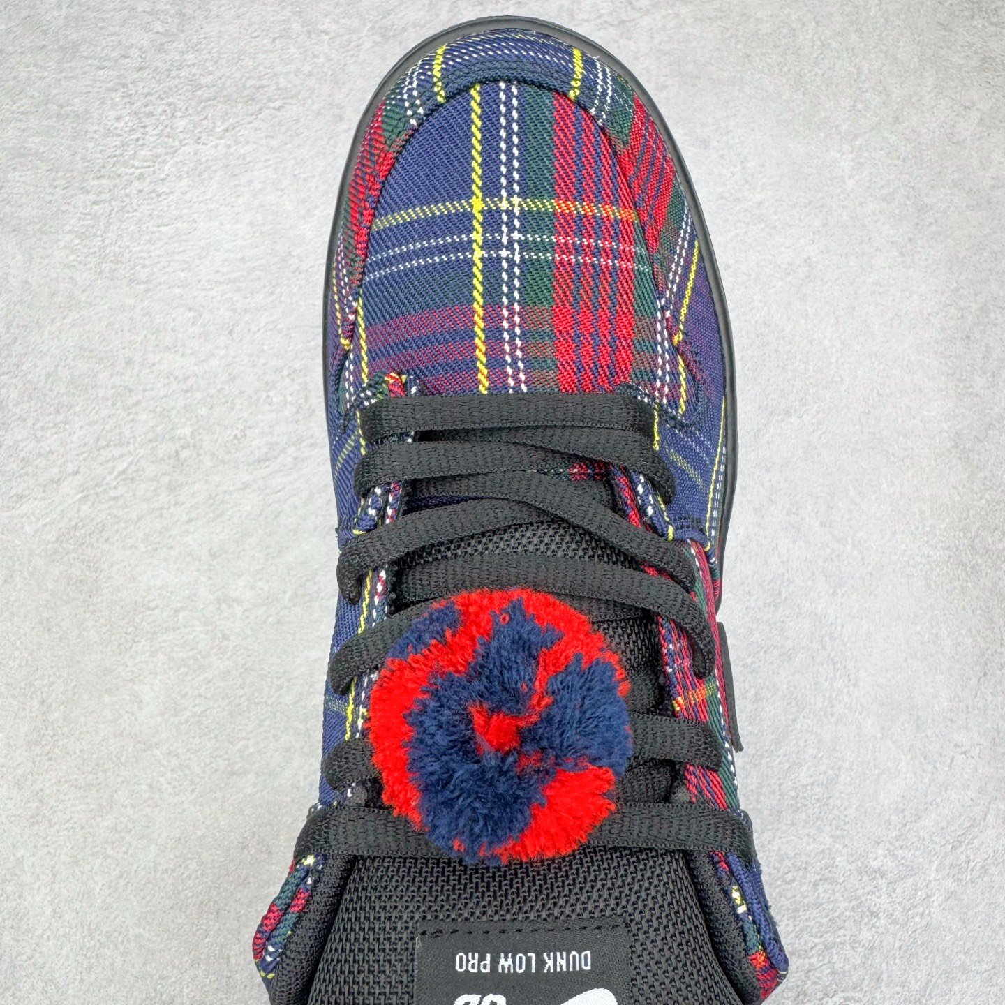 图片[4]-＃纯原 Nardwuar x NK SB Dunk Low 联名苏格兰纹红蓝 II1493-600 独家原厂航空铝磨具打磨大底 鞋头坡度极致还原 原盒原配 圈内天花板工艺 原厂冲刀 超高清洁度 全鞋零毛边皮料切割 全套原楦原模倾力打造完美版型 采用原厂百宏鞋带以及原厂百宏织唛舌标 内标可供原厂几率过验 原厂中底布黄色点胶 原厂中底布拉帮走线遵循公司‼️尺码：36 36.5 37.5 38 38.5 39 40 40.5 41 42 42.5 43 44 44.5 45 46 47.5-选品中心