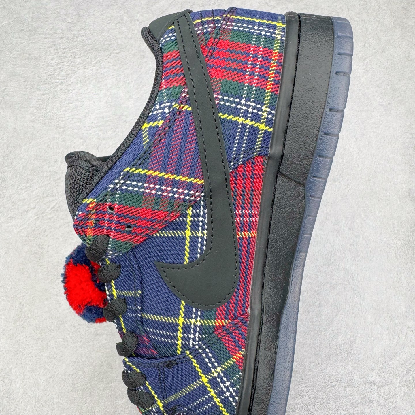图片[7]-＃纯原 Nardwuar x NK SB Dunk Low 联名苏格兰纹红蓝 II1493-600 独家原厂航空铝磨具打磨大底 鞋头坡度极致还原 原盒原配 圈内天花板工艺 原厂冲刀 超高清洁度 全鞋零毛边皮料切割 全套原楦原模倾力打造完美版型 采用原厂百宏鞋带以及原厂百宏织唛舌标 内标可供原厂几率过验 原厂中底布黄色点胶 原厂中底布拉帮走线遵循公司‼️尺码：36 36.5 37.5 38 38.5 39 40 40.5 41 42 42.5 43 44 44.5 45 46 47.5-选品中心