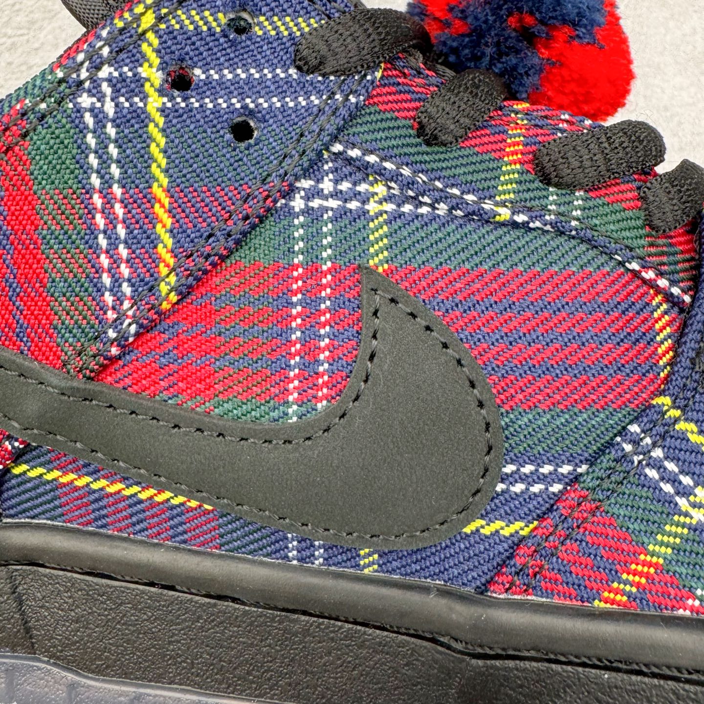 图片[13]-＃纯原 Nardwuar x NK SB Dunk Low 联名苏格兰纹红蓝 II1493-600 独家原厂航空铝磨具打磨大底 鞋头坡度极致还原 原盒原配 圈内天花板工艺 原厂冲刀 超高清洁度 全鞋零毛边皮料切割 全套原楦原模倾力打造完美版型 采用原厂百宏鞋带以及原厂百宏织唛舌标 内标可供原厂几率过验 原厂中底布黄色点胶 原厂中底布拉帮走线遵循公司‼️尺码：36 36.5 37.5 38 38.5 39 40 40.5 41 42 42.5 43 44 44.5 45 46 47.5-选品中心